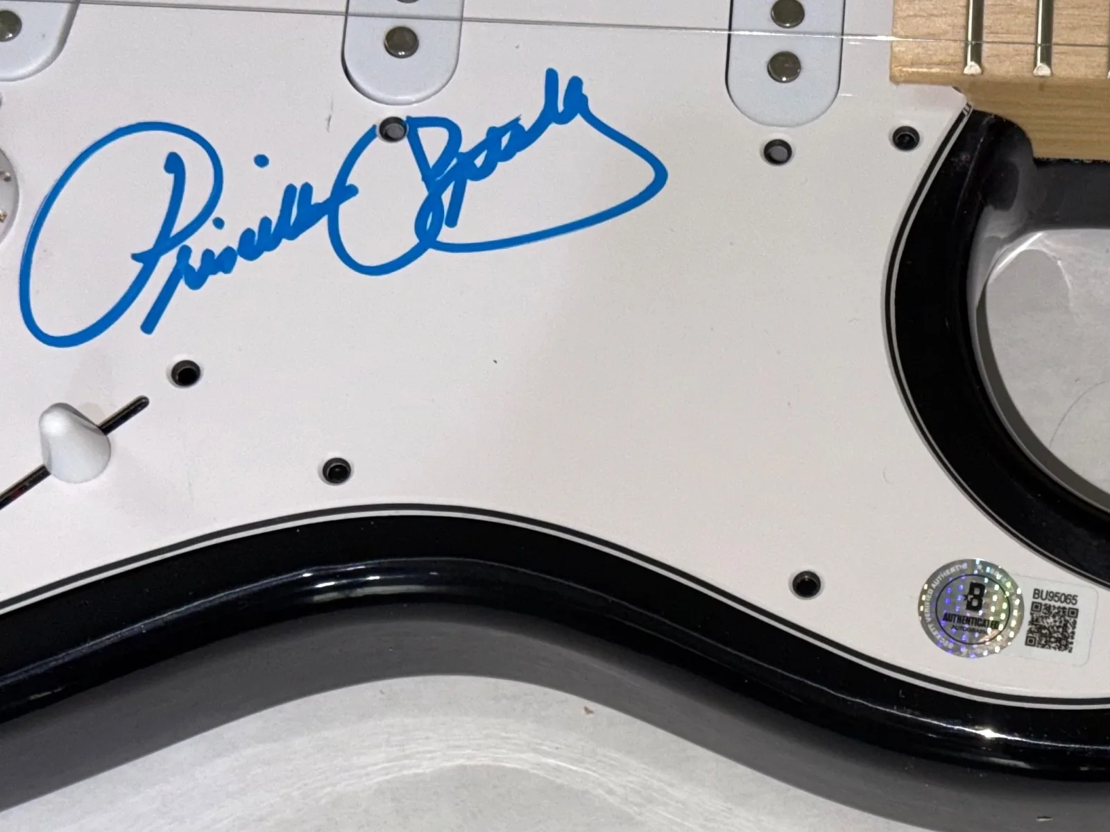 Priscilla Presley Signed Autograph Electric Guitar Elvis Presley Wife BAS COA, изображение 5