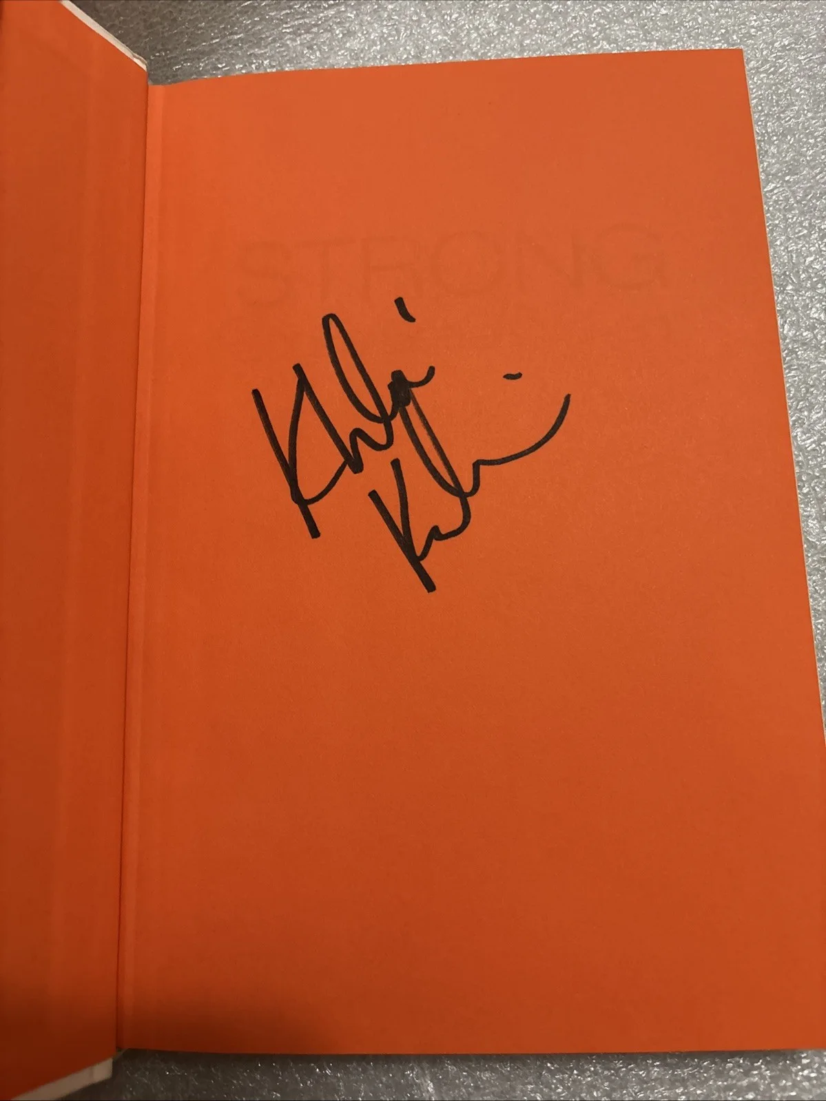 Khloe Kardashian — Khloe Kardashian SIGNED Hardcover Book Strong Looks Better Naked Autograph 1st, изображение 2