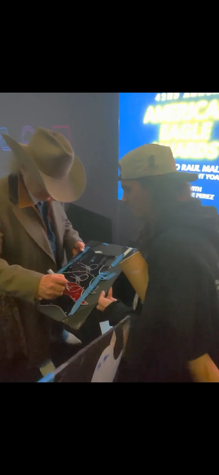 GFA Country Legend * DWIGHT YOAKAM * Signed Electric Pickguard PROOF COA, image 3