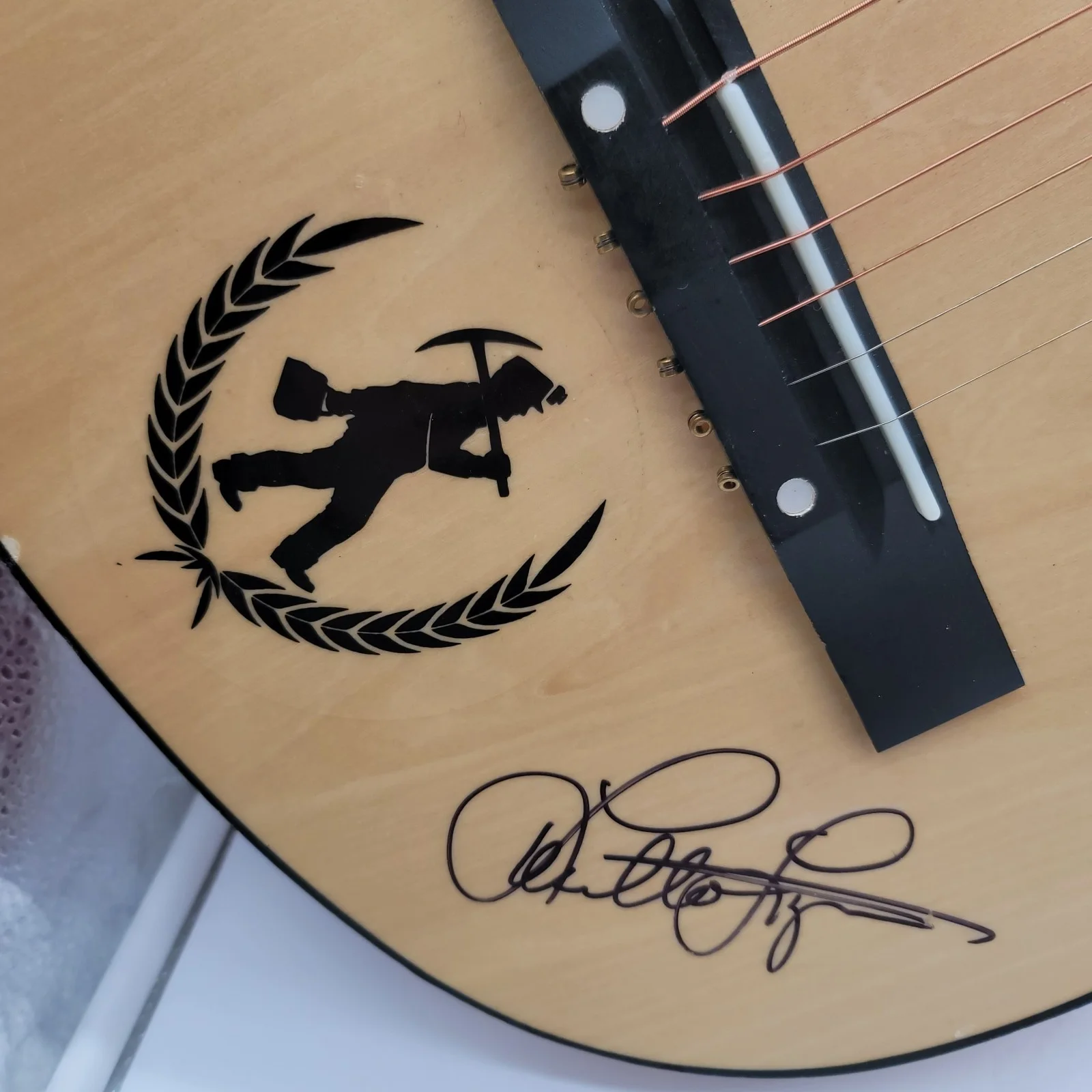 Loretta Lynn Signed Acoustic Guitar Autographed Country Music Memorabilia, image 4