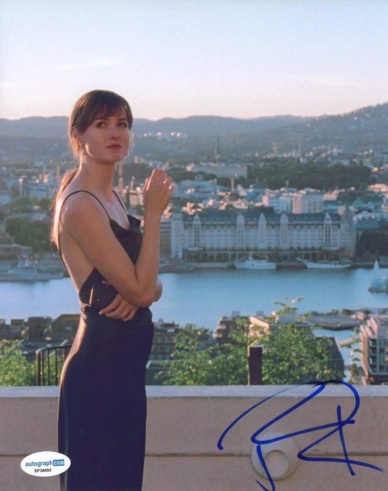 Renate Reinsve — Renate Reinsve "The Worst Person in the World" AUTOGRAPH Signed 8x10 Photo H, изображение 2