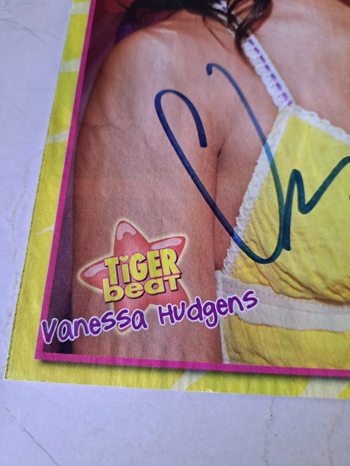 Vanessa Hudgens — SIGNED VANESSA HUDGENS (Actress) Autographed 8x10 MAGAZINE PAGE, изображение 2
