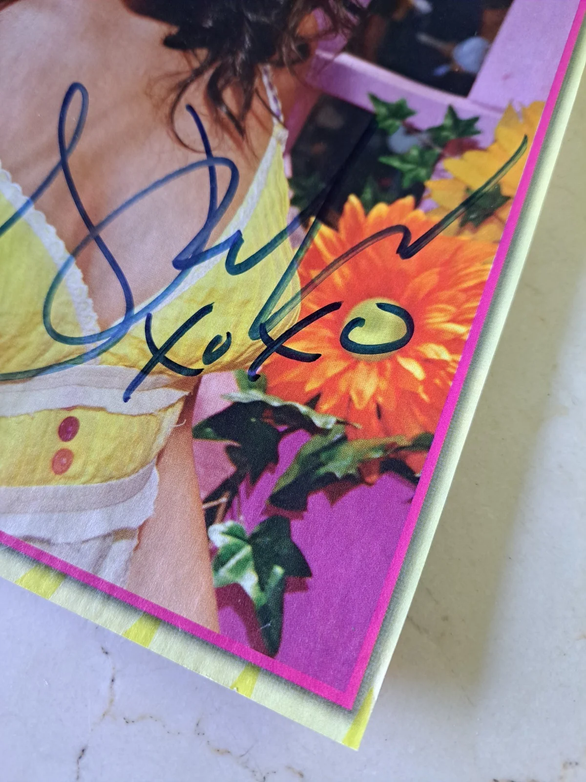 Vanessa Hudgens — SIGNED VANESSA HUDGENS (Actress) Autographed 8x10 MAGAZINE PAGE, изображение 3