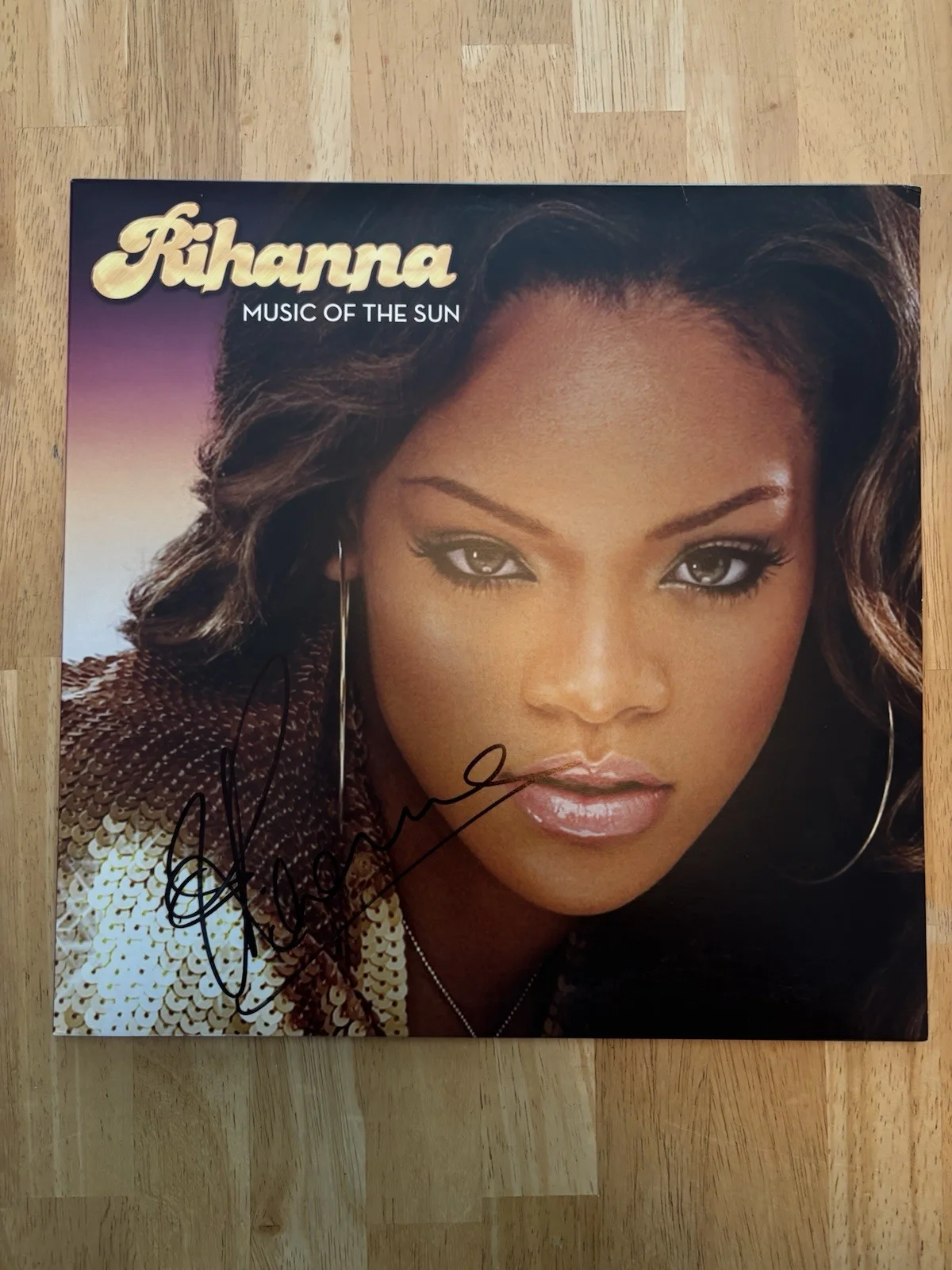 RIHANNA SIGNED AUTOGRAPHED MUSIC OF THE SUN RECORD ALBUM VINYL JSA LOA, изображение 2