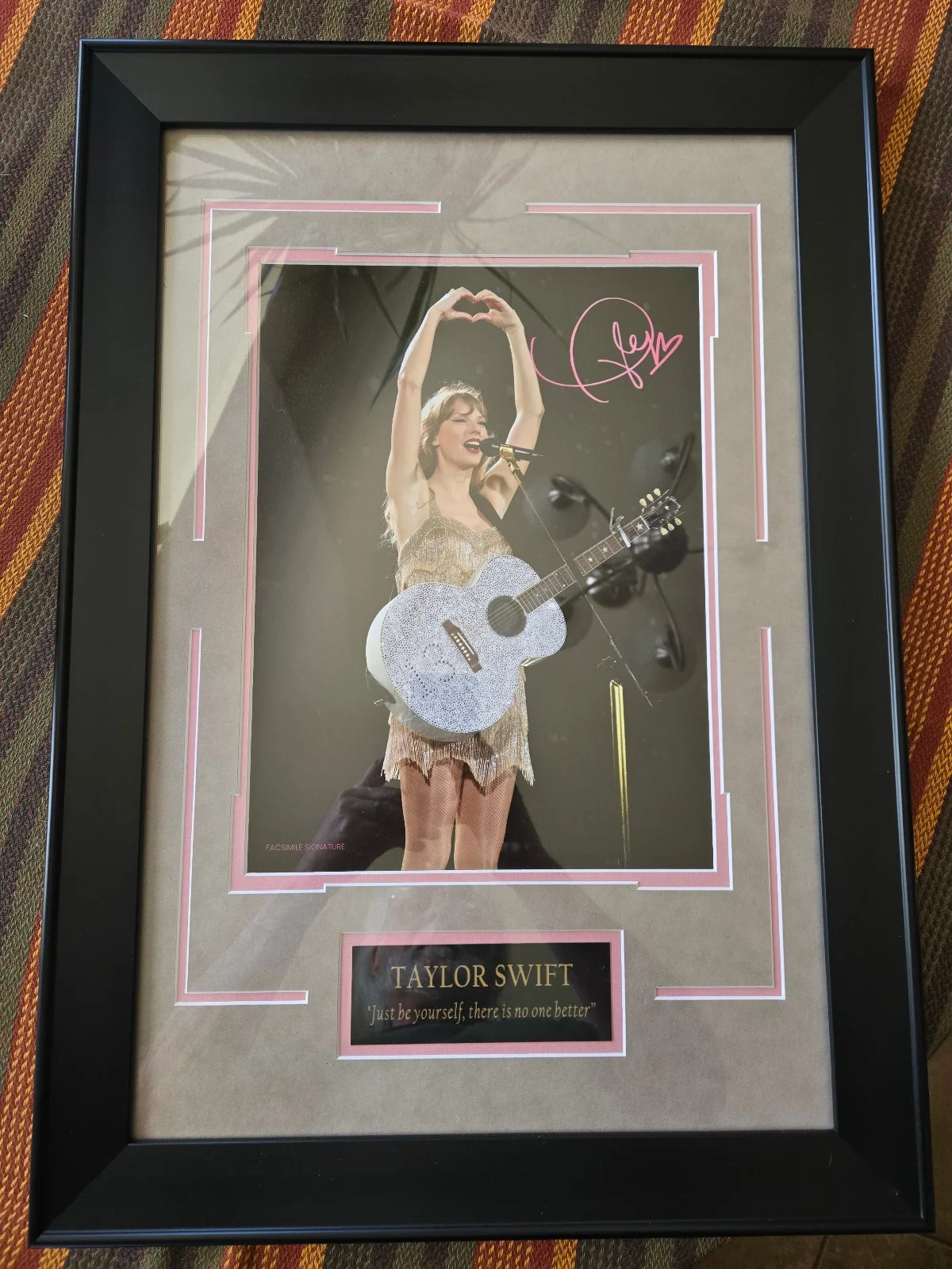 Taylor Swift - Framed Pink Heart with Facsimile Signature Signed Autographed, изображение 3