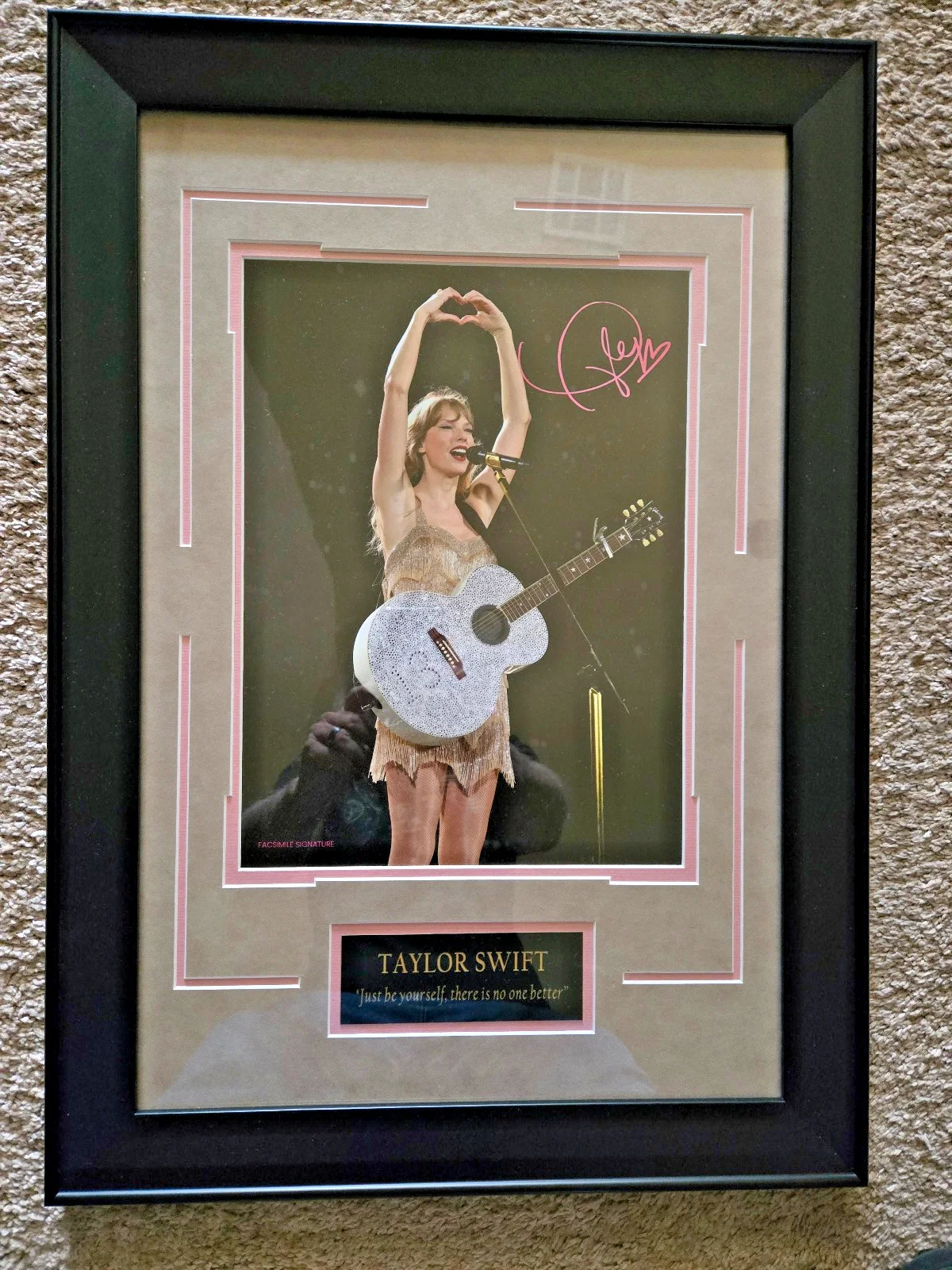 Taylor Swift - Framed Pink Heart with Facsimile Signature Signed Autographed, изображение 4