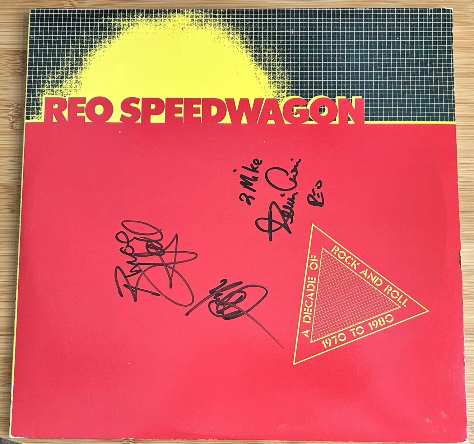 REO Speedwagon "A Decade Of Rock And Roll" Vinyl - Signed - Kevin Cronin + 2, изображение 2