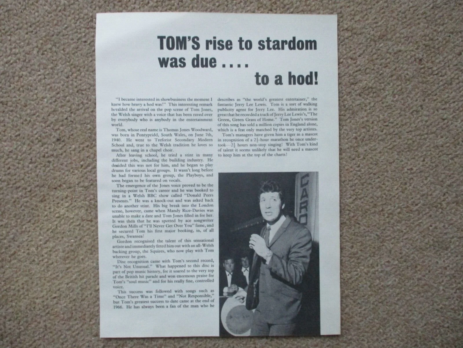 Tom Jones. B / W 10 x 8 " picture + article from a 1965 pop annual., image 2