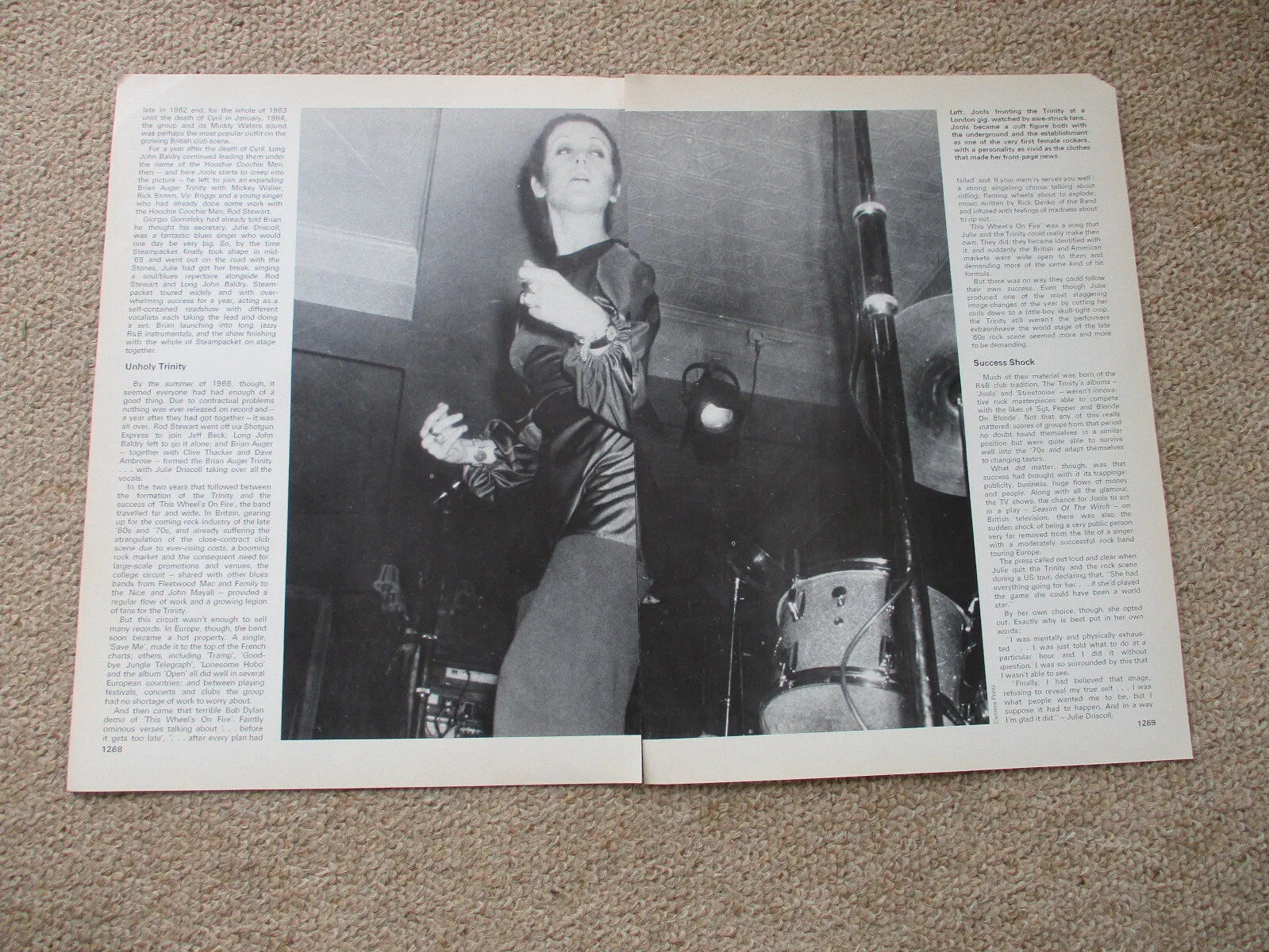 Julie Driscoll -4 page magazine article with colour and B/W pics, изображение 2