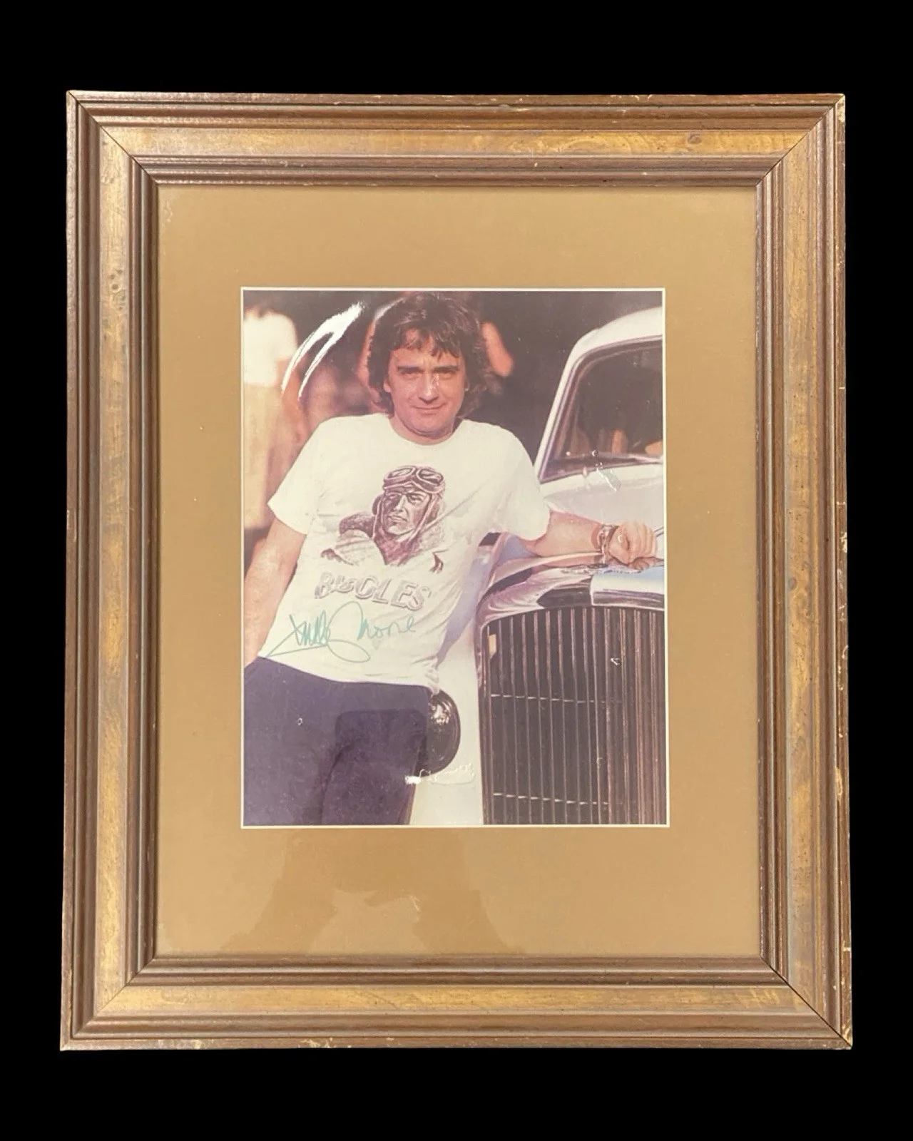 British Actor Dudley Moore Wearing Pilot Graphic T-Shirt Autographed Picture, изображение 2