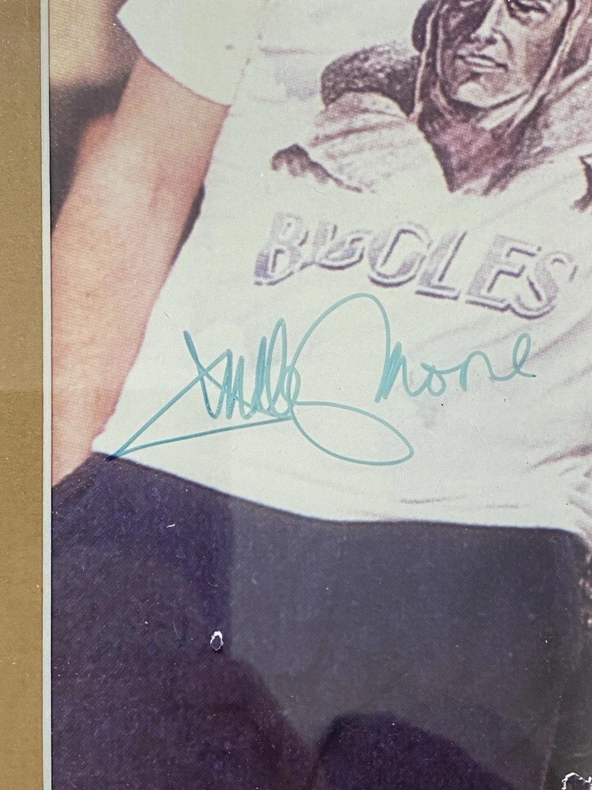 British Actor Dudley Moore Wearing Pilot Graphic T-Shirt Autographed Picture, изображение 3