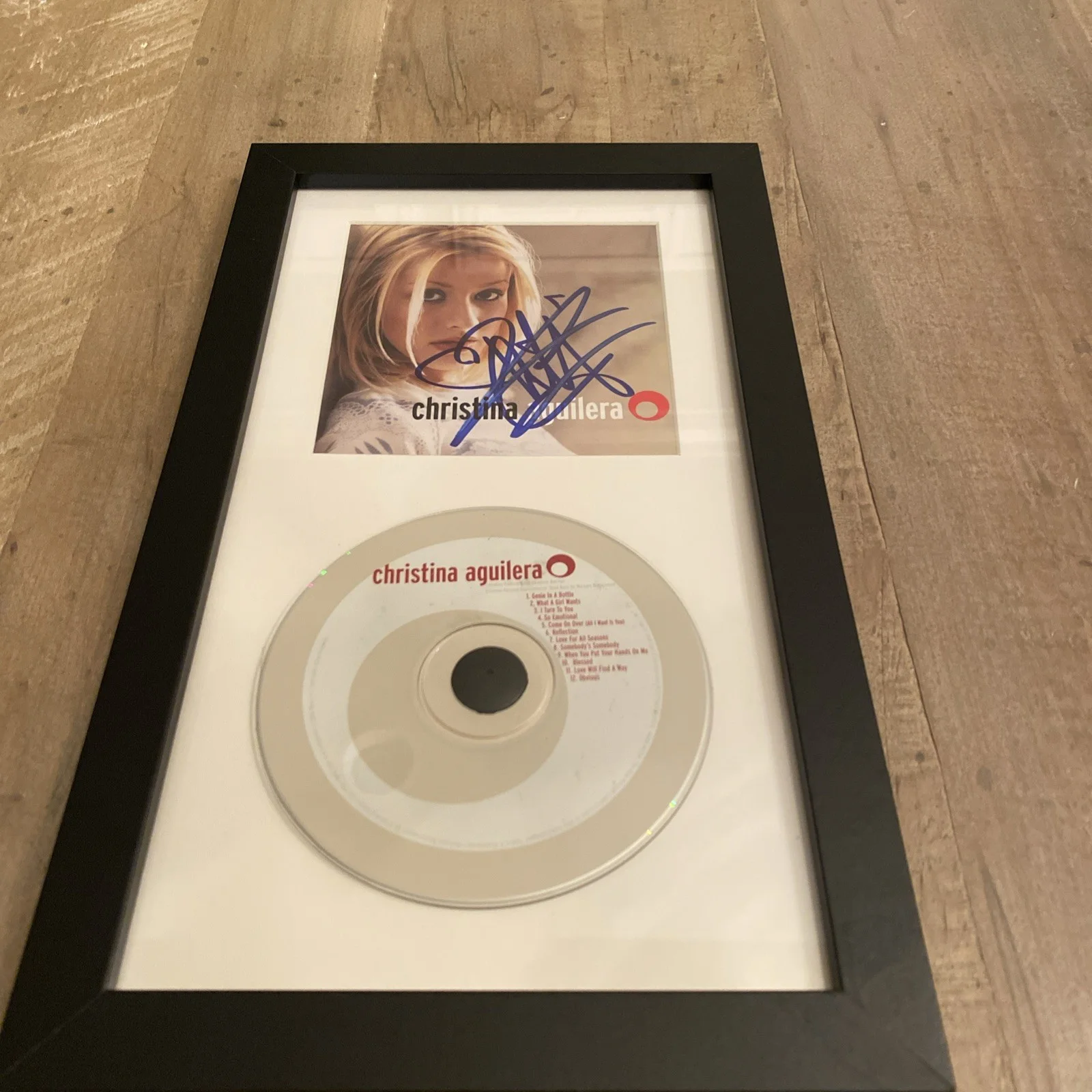 Christina Aguilera Signed + Framed Self-Titled CD Booklet! 7.69"X13.13". JSA COA, изображение 2