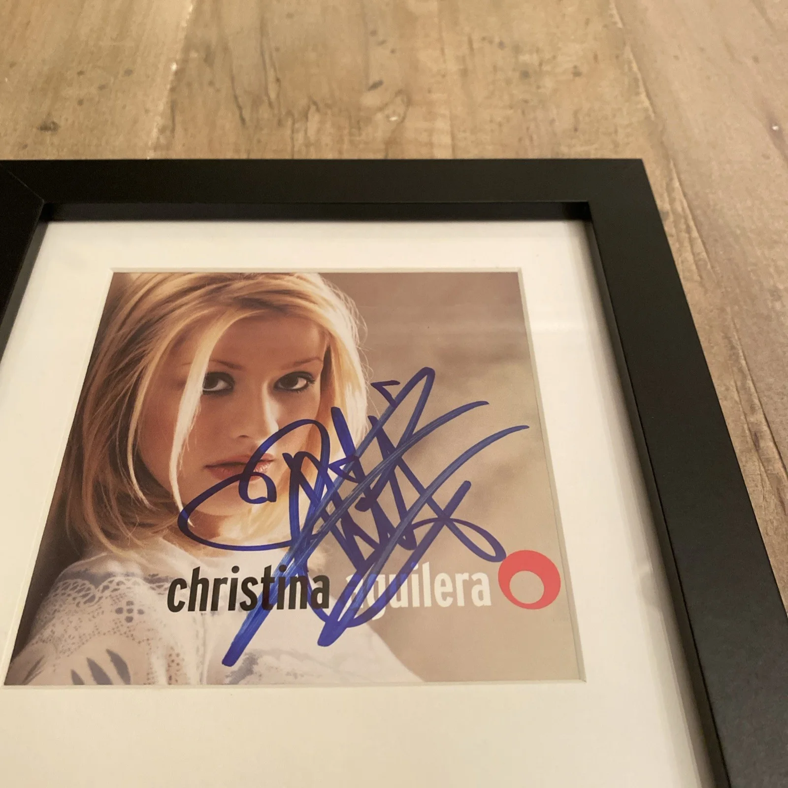 Christina Aguilera Signed + Framed Self-Titled CD Booklet! 7.69"X13.13". JSA COA, изображение 3