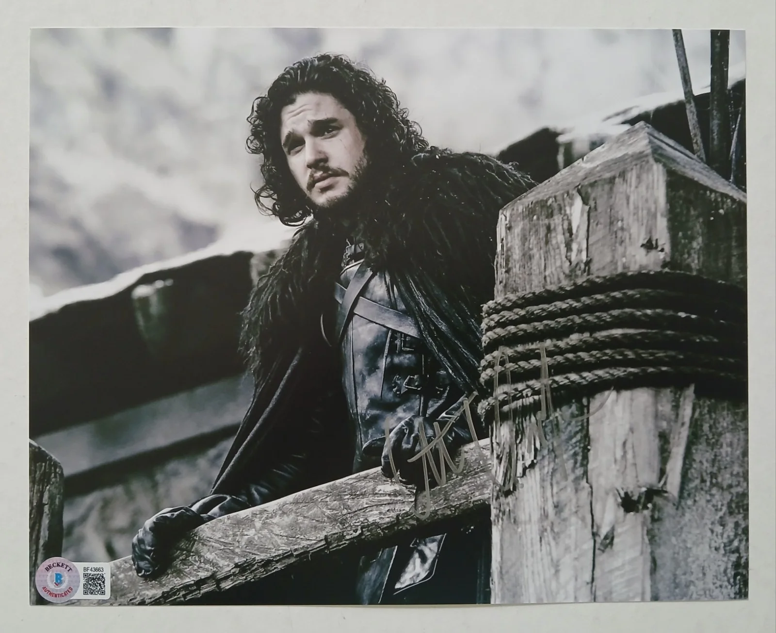Kit Harington — Kit Harington Signed 8x10 Photo - Beckett BAS Autograph, image 2