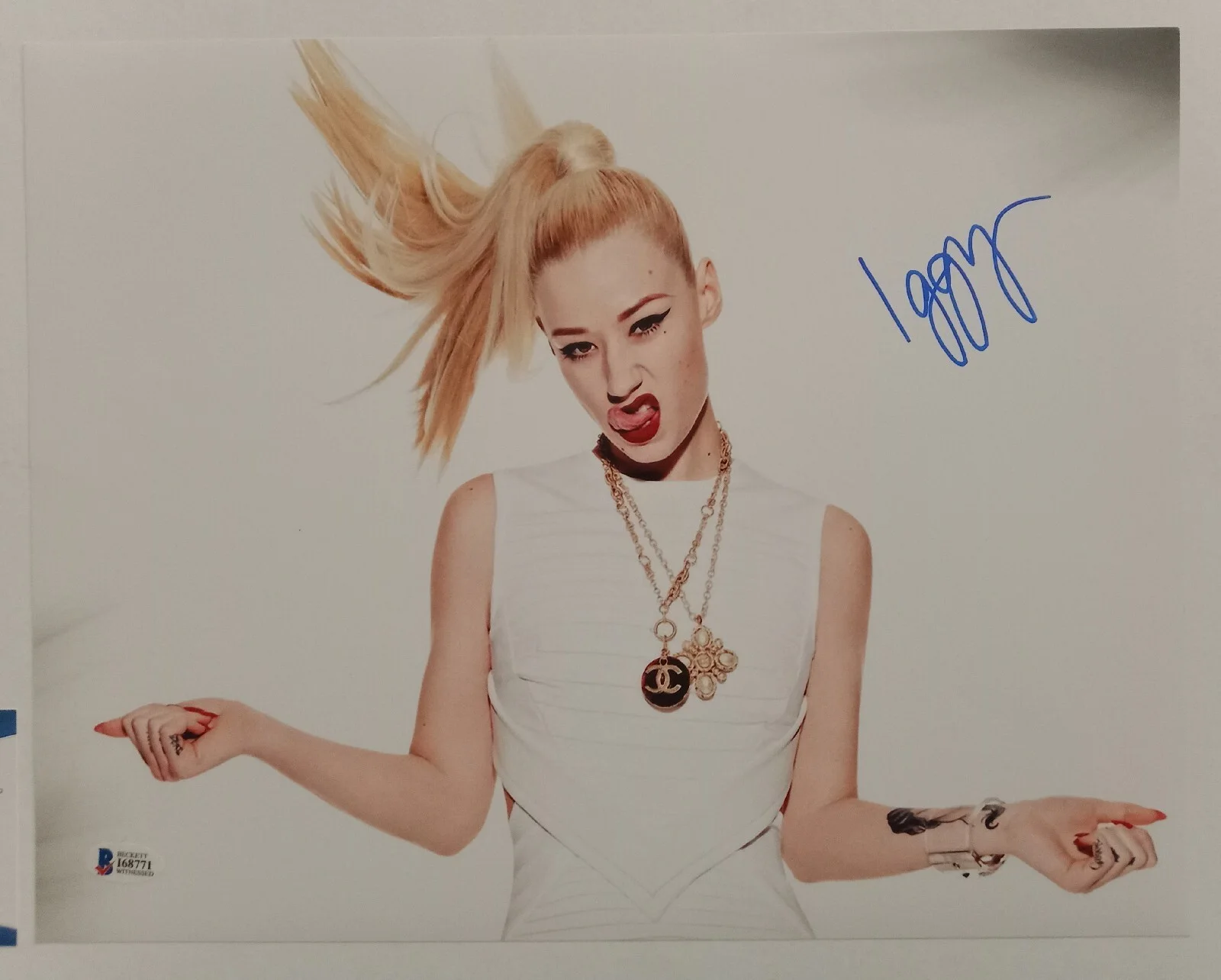 Iggy Azalea Signed 11x14 Photo - Beckett BAS Authenticated Autograph, image 2