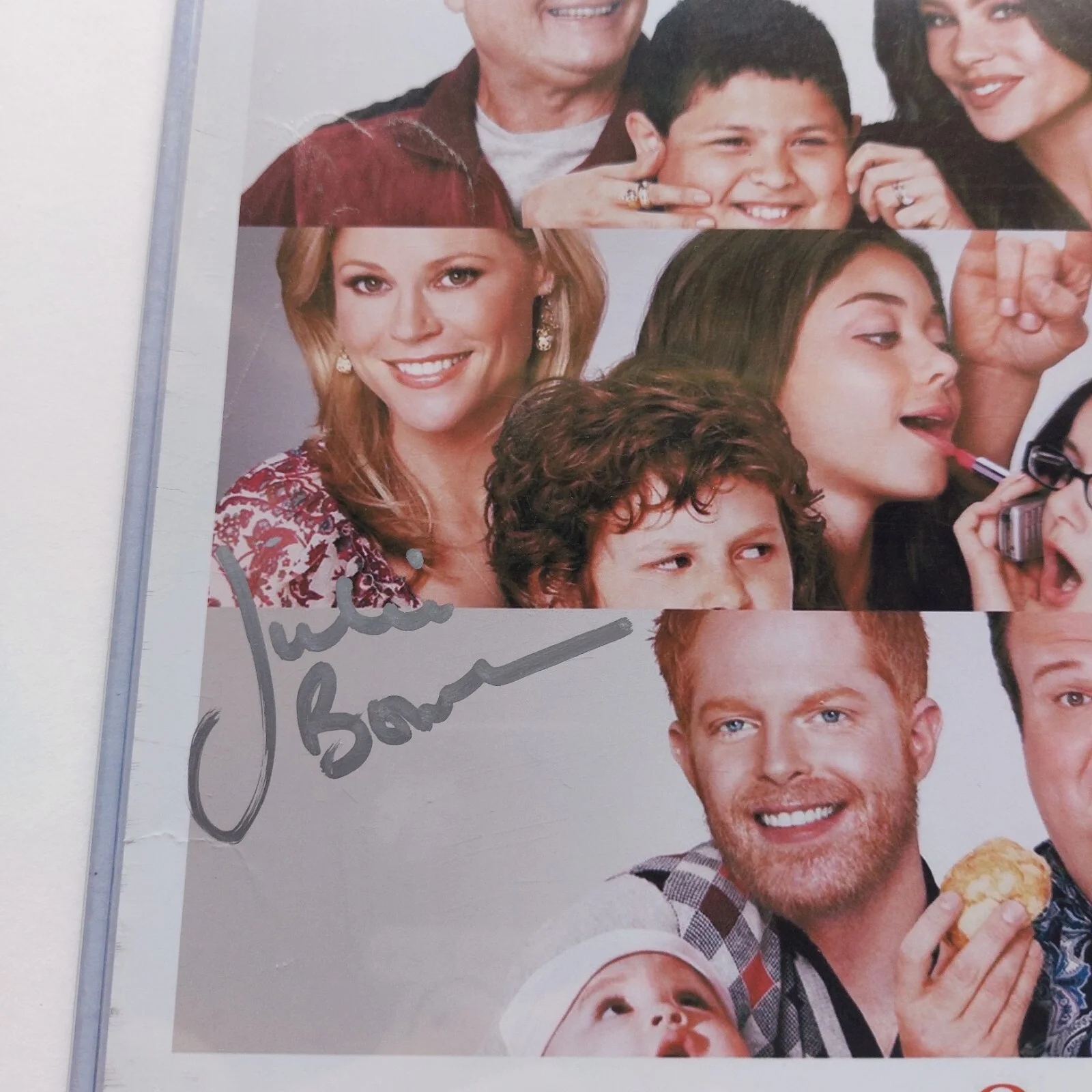Julie Bowen — Julie Bowen Actress Autographed 8.5X11 Photograph Modern Family Claire Dunphy, изображение 2