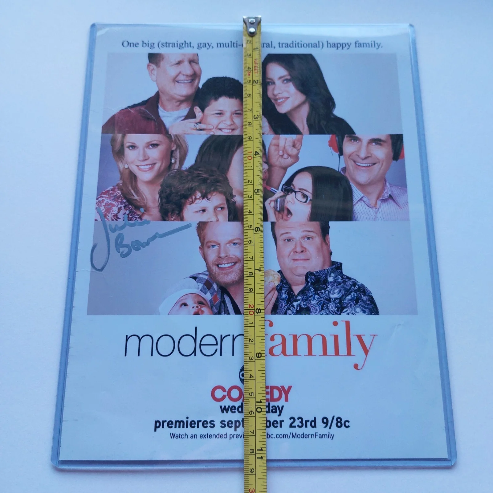 Julie Bowen — Julie Bowen Actress Autographed 8.5X11 Photograph Modern Family Claire Dunphy, изображение 3