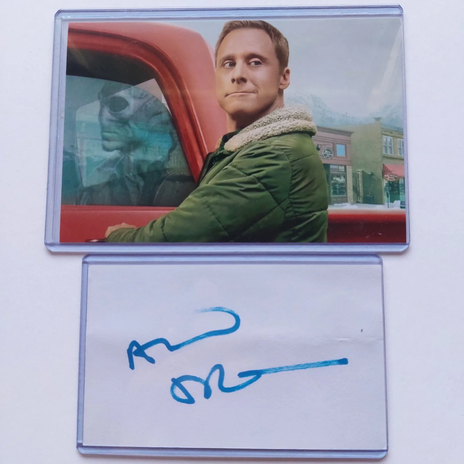 Alan Tudyk — Alan Tudyk Signed 3x5 Index Card (Rogue One: A Star Wars Story, Resident Alien)