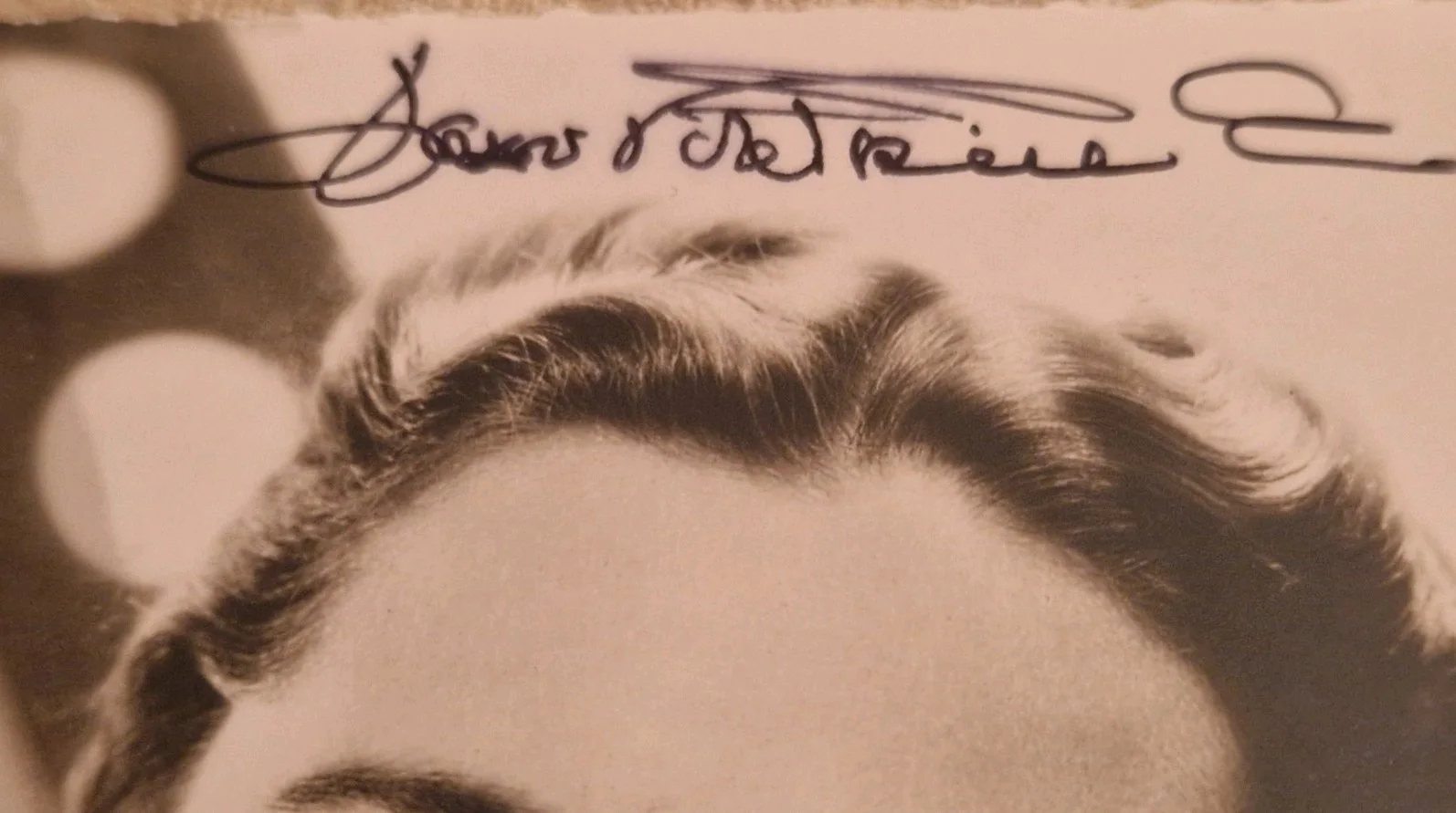 Joan Fontaine - Oscar winner - signed promo postcard 5.5x3.5" with AFTAL COA, изображение 2