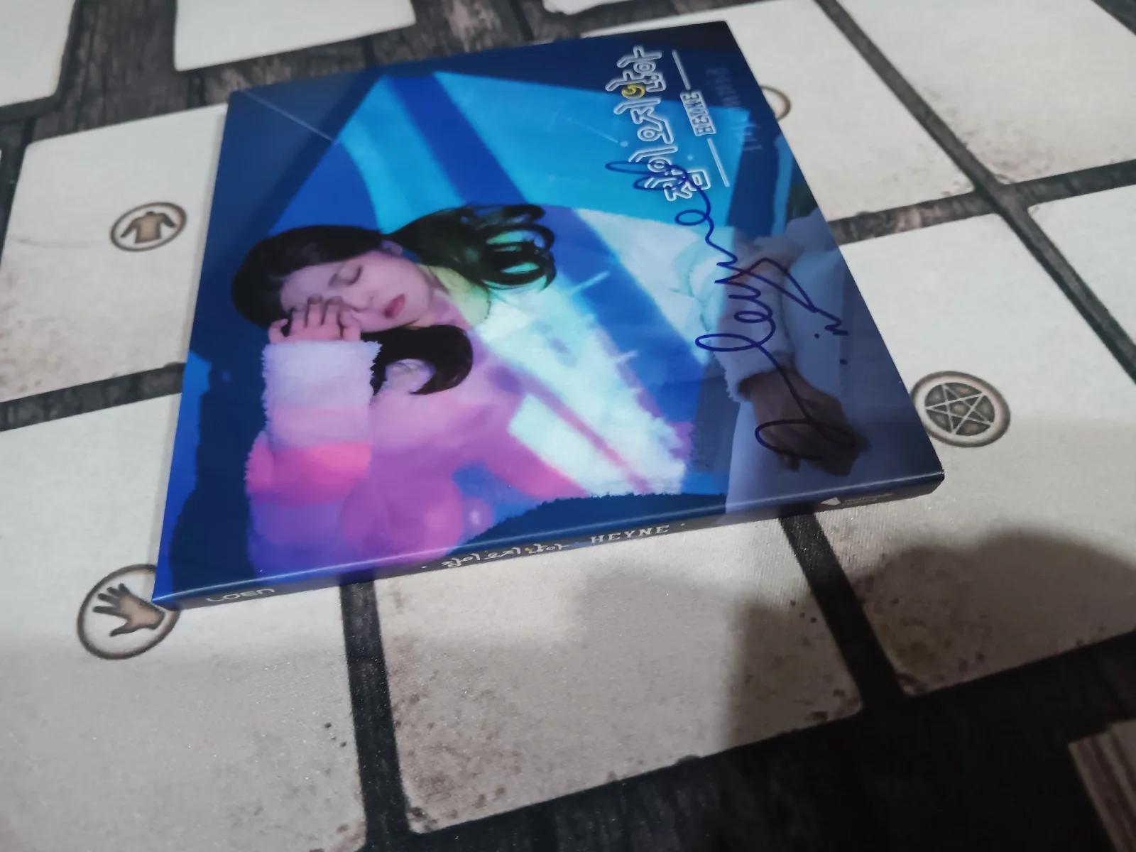 Heyne - Insomnia Signed Autographed CD Album Promo KPop 2018 Used good condition, image 4
