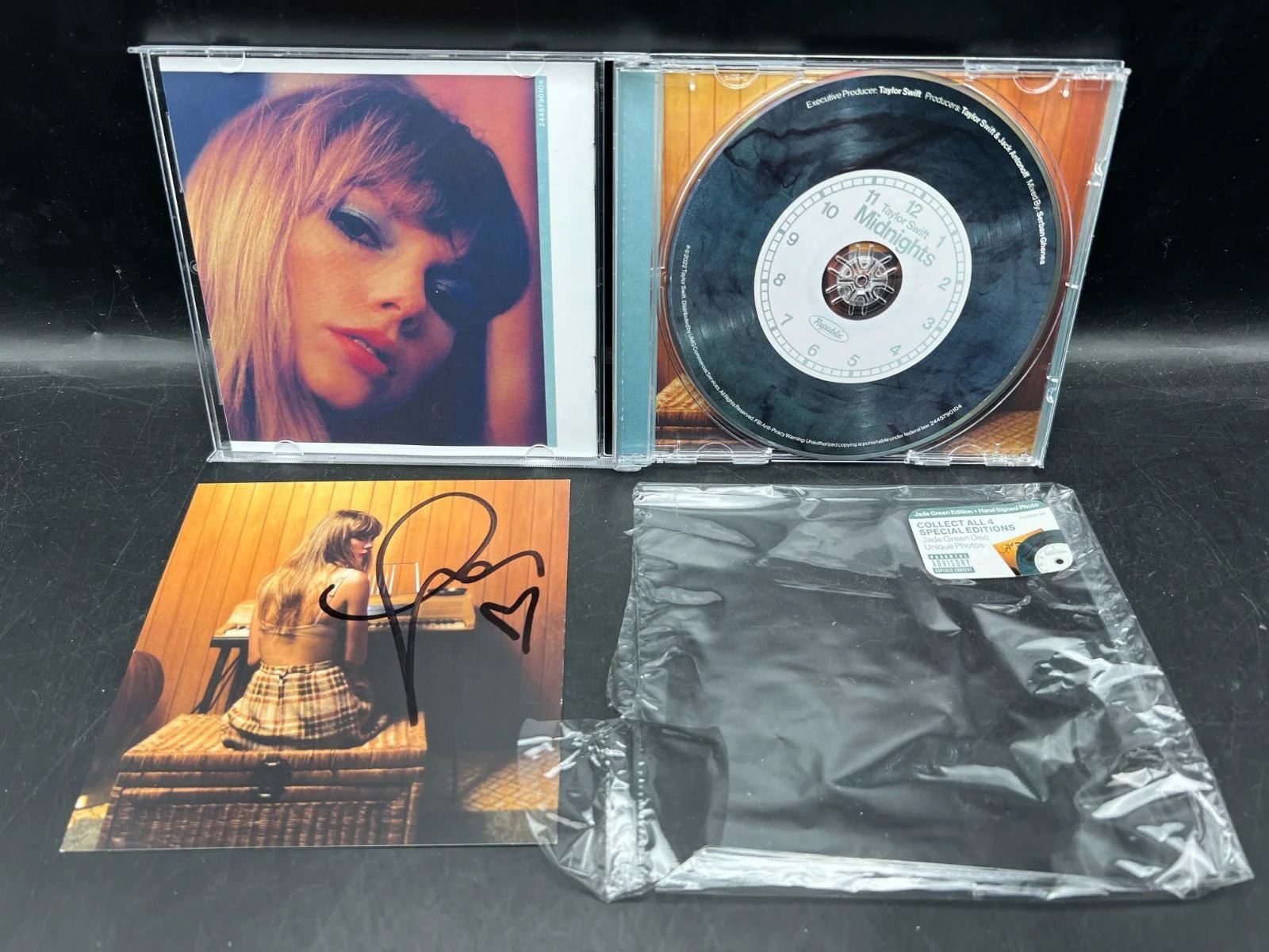 Taylor Swift Signed w/ HEART Midnights Jade Green CD Album Photo Beckett BAS, изображение 5