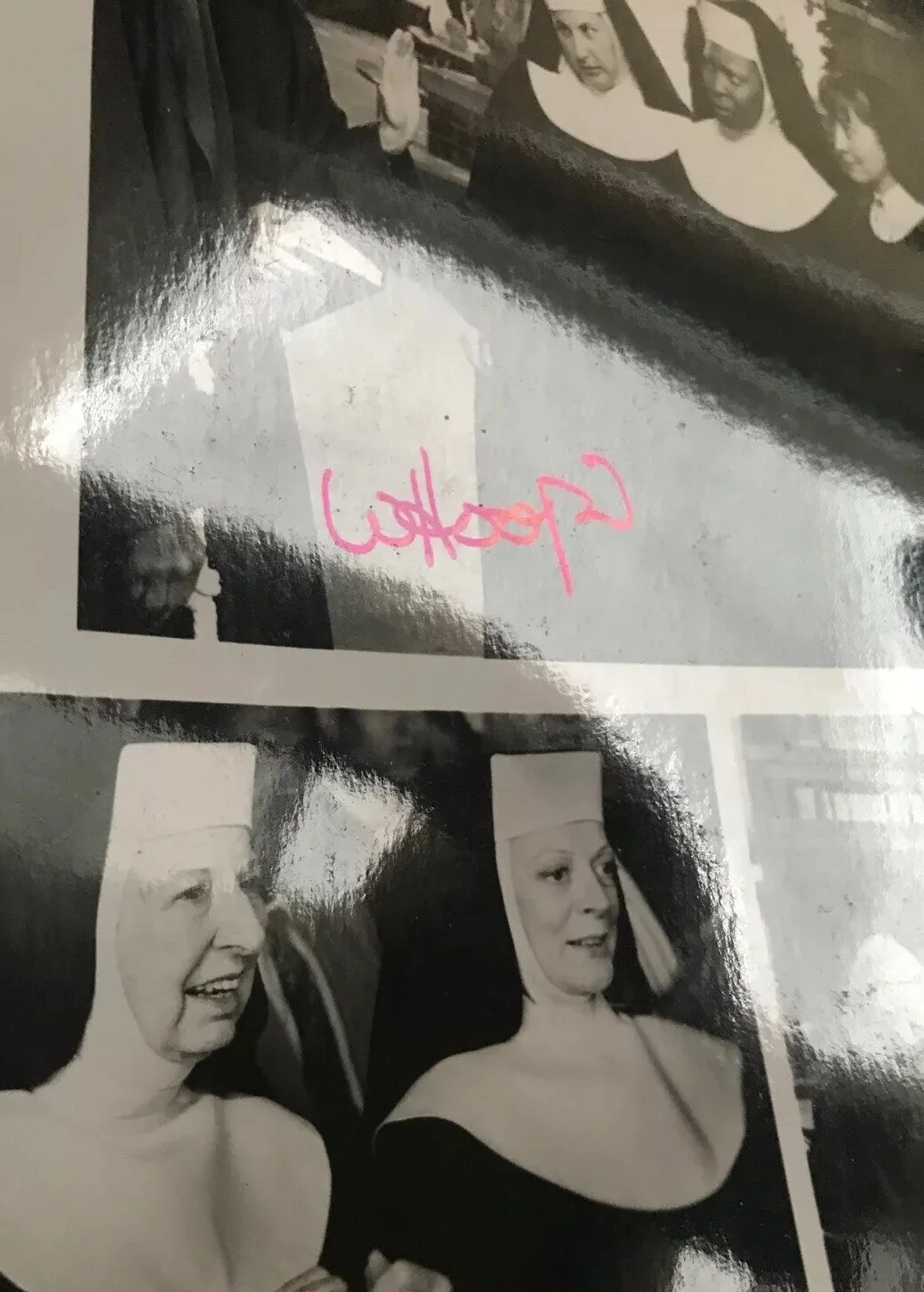 Whoopi Goldberg — Whoopi Goldberg signed Sister Act B&W 8X10 Still Photo, изображение 2
