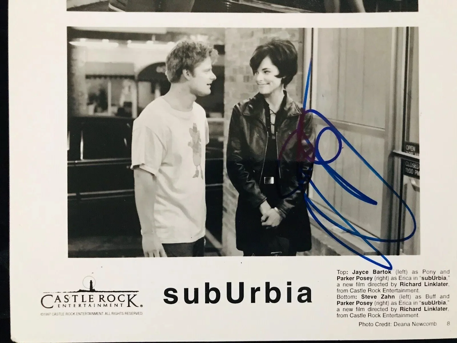 Parker Posey — Parker Posey signed Suburbia 8x10 B&W Still Photo, изображение 2