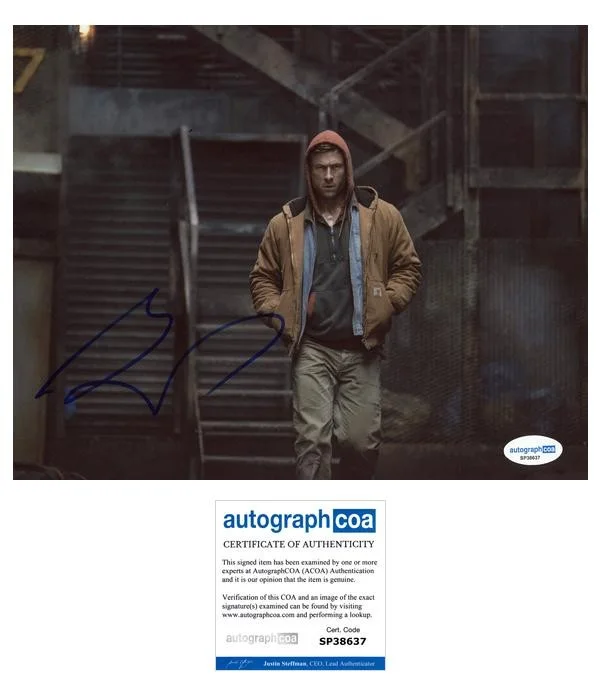 Glen Powell — Glen Powell "The Running Man" AUTOGRAPH Signed 'Ben Richards' 8x10 Photo B ACOA