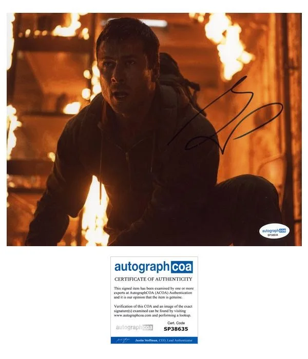Glen Powell — Glen Powell "The Running Man" AUTOGRAPH Signed 'Ben Richards' 8x10 Photo ACOA