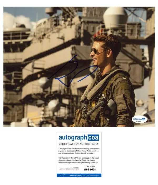 Glen Powell — Glen Powell "Top Gun: Maverick" AUTOGRAPH Signed 'Hangman' 8x10 Photo C ACOA
