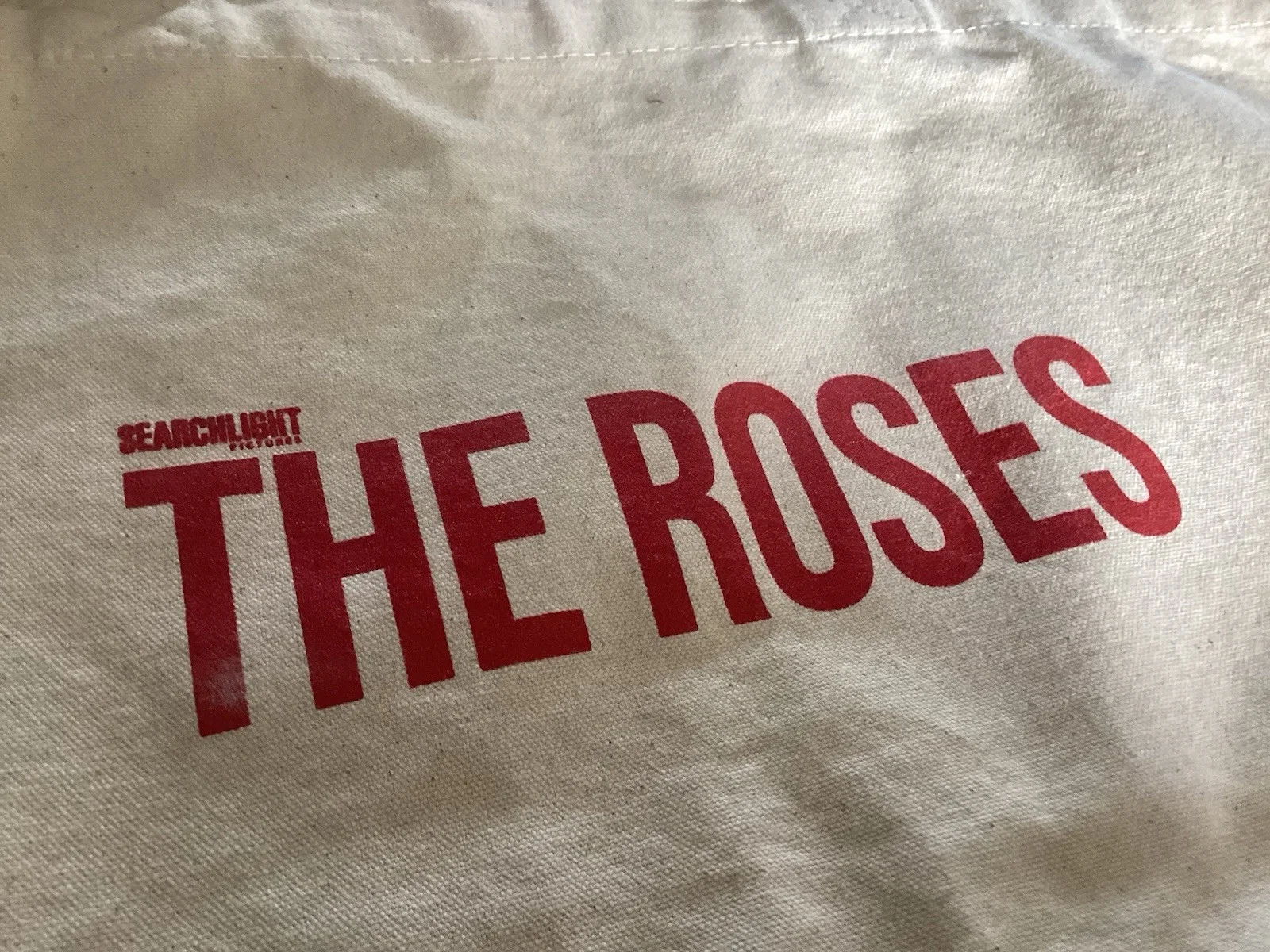 THE ROSES 2025 Promotional Movie OLIVIA COLEMAN BENEDICT Large Tote Bag, изображение 2