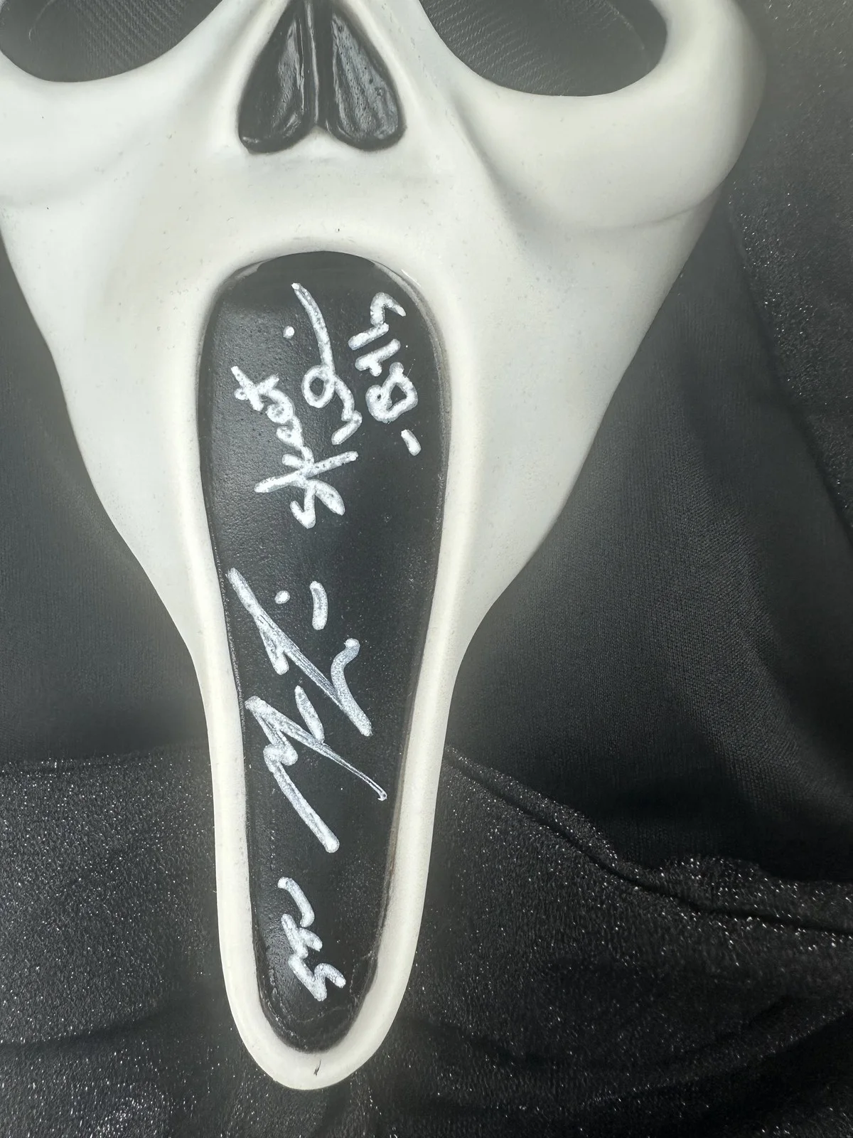 Matthew Lillard — Matthew Lillard Skeet Ulrich signed Ghostface 25th anniversary mask Scream BAS 4, image 2
