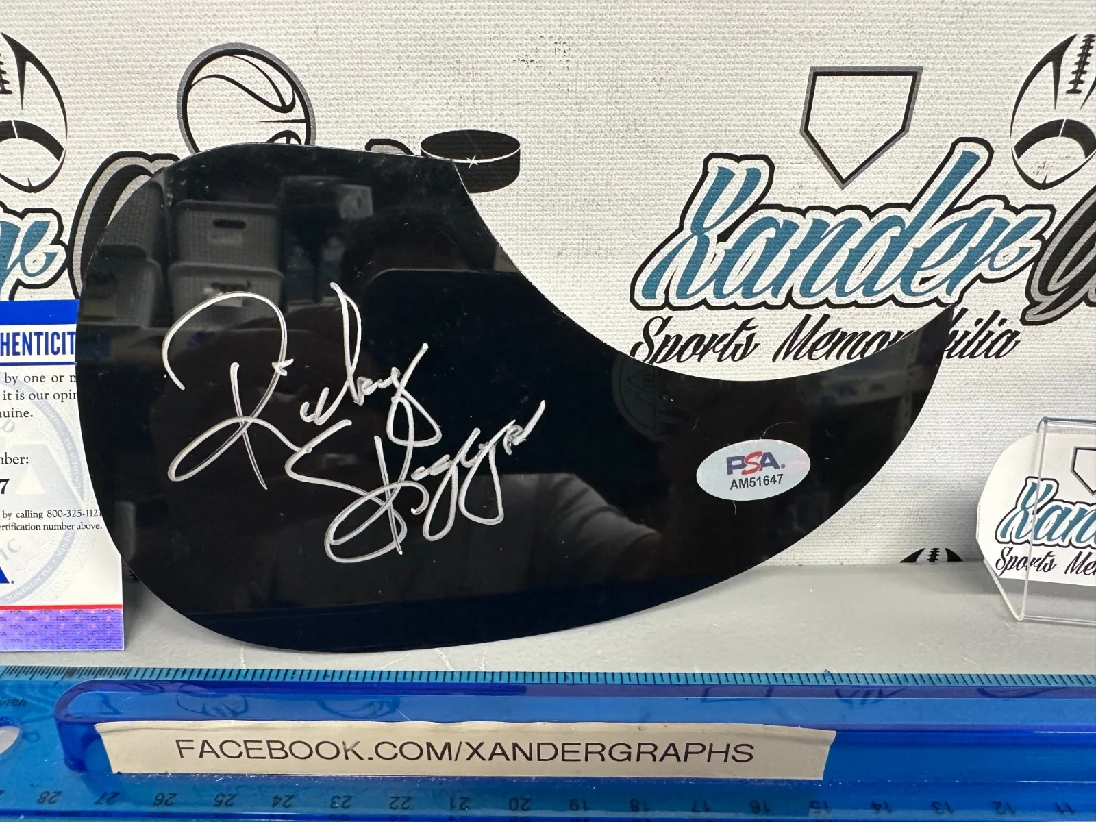 RICKY SKAGGS COUNTRY SIGNED AUTOGRAPHED BLACK GUITAR ACOUSTIC PICK GUARD-PSA COA, image 2