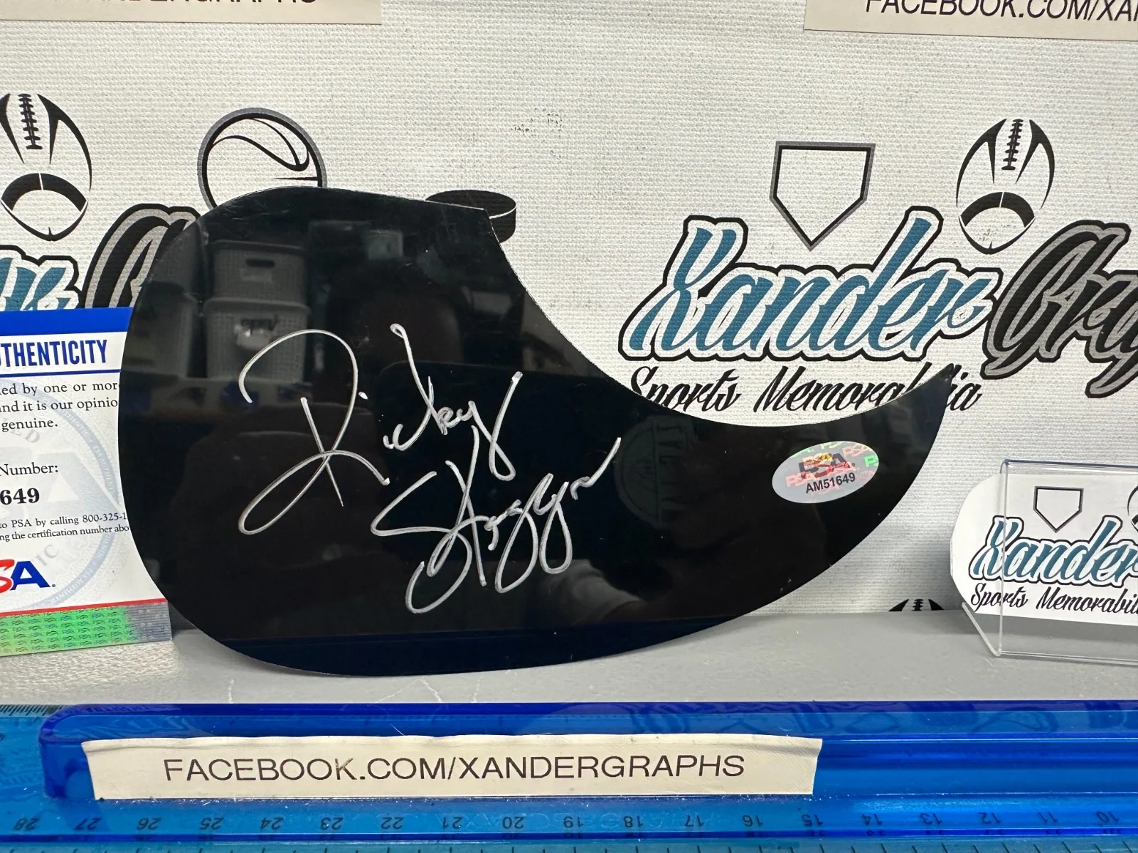 RICKY SKAGGS COUNTRY SIGNED AUTOGRAPHED BLACK GUITAR ACOUSTIC PICK GUARD-PSA COA, image 2
