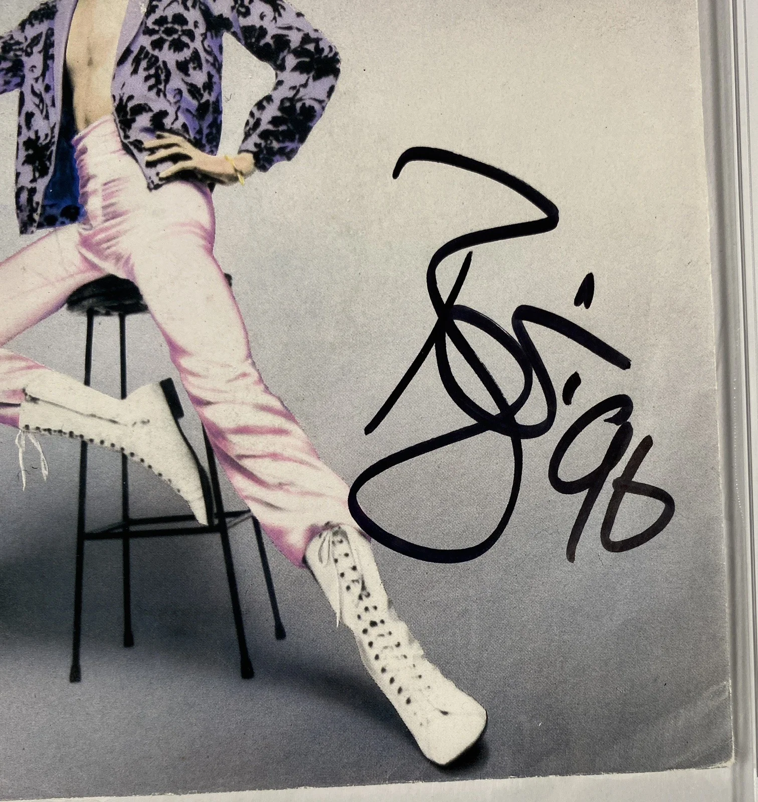 David Bowie Signed “Fame” 7” Record Sleeve – PSA Mint 9, image 2