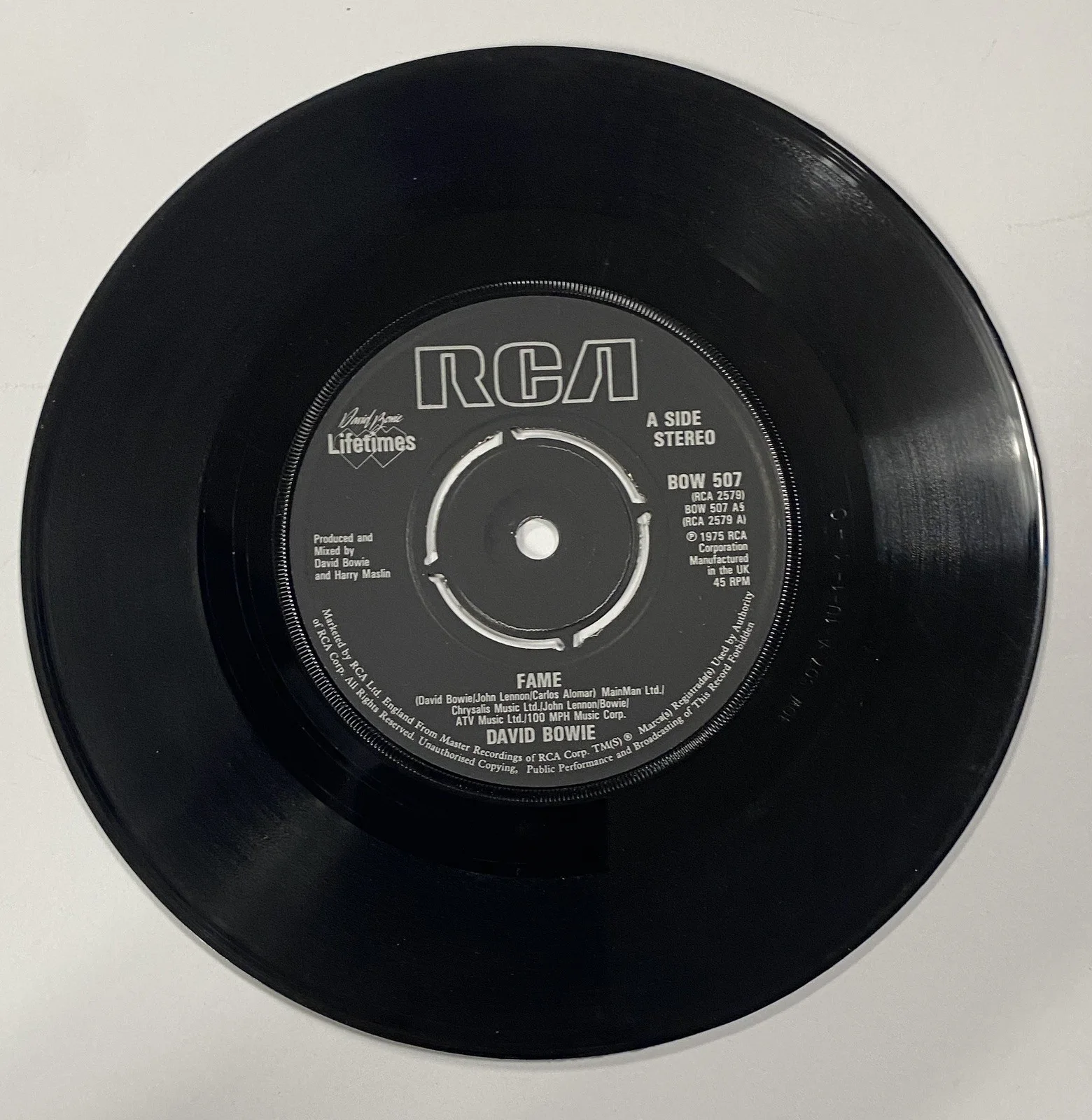 David Bowie Signed “Fame” 7” Record Sleeve – PSA Mint 9, image 3