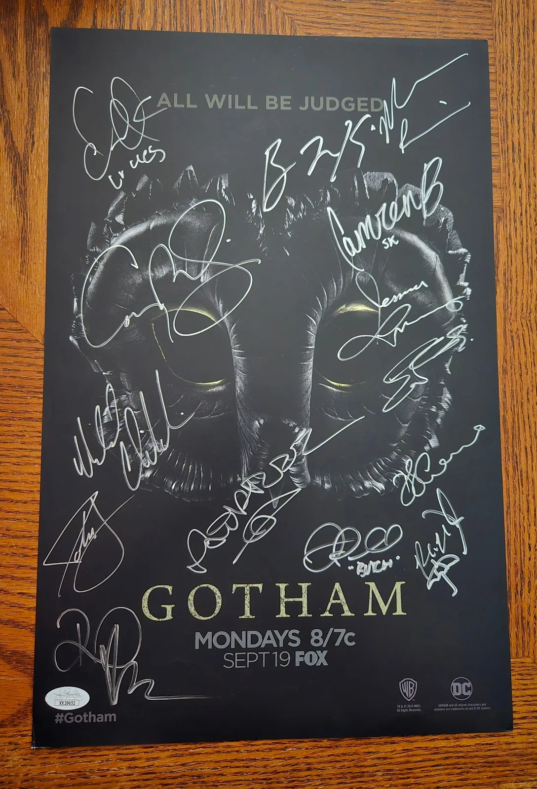 Ben McKenzie, Michael Chiklis, Morena Baccarin — Gotham Cast Signed 11x17 (JSA Letter) 14 Autos - McKenzie/Chiklis/Baccarin/Smith