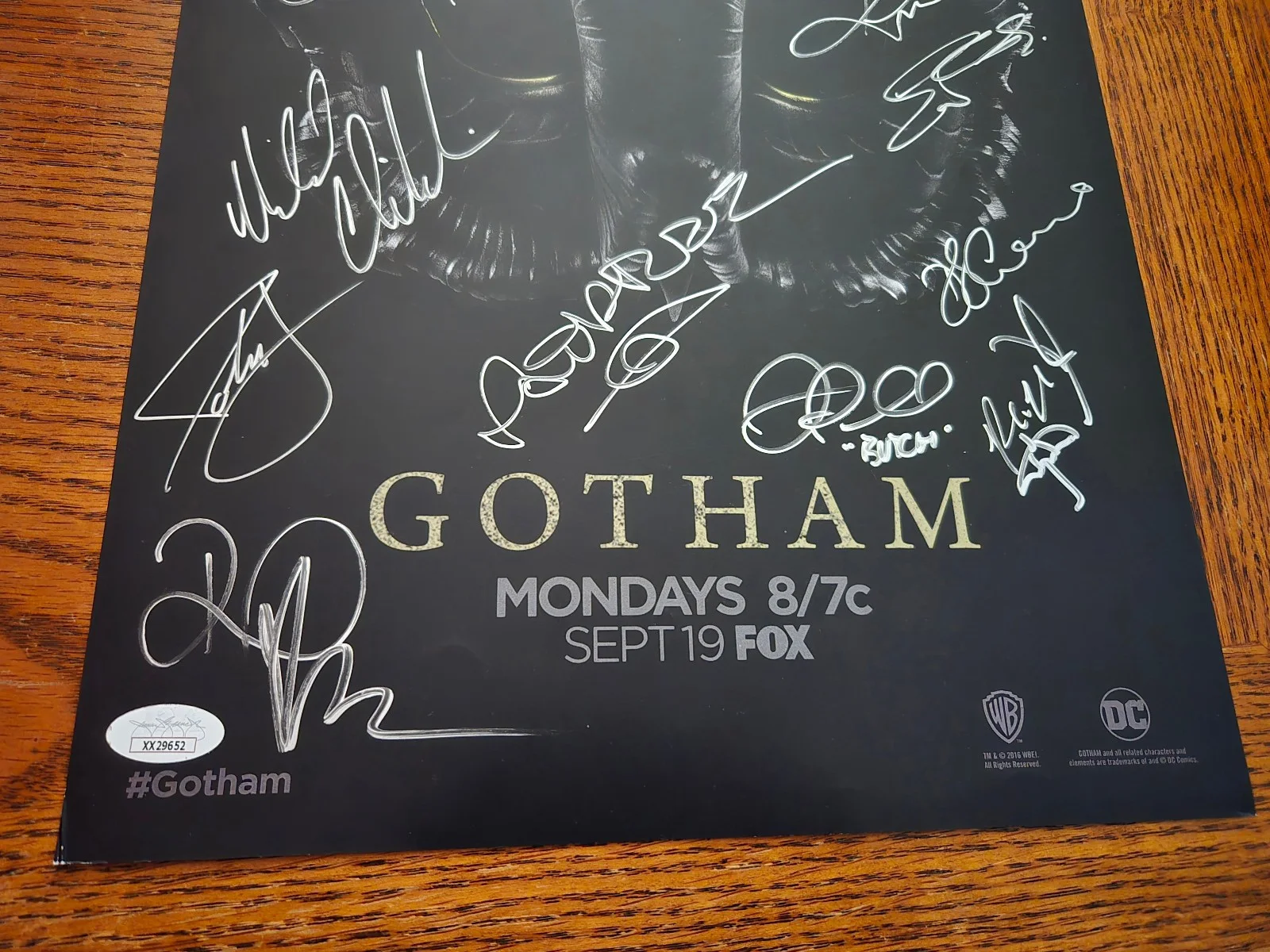 Ben McKenzie, Michael Chiklis, Morena Baccarin — Gotham Cast Signed 11x17 (JSA Letter) 14 Autos - McKenzie/Chiklis/Baccarin/Smith, изображение 3