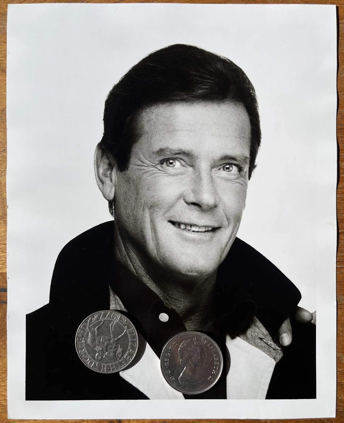 Roger Moore's Own Brian Aris Photo (stamped) from his Pinewood Office James Bond, изображение 2