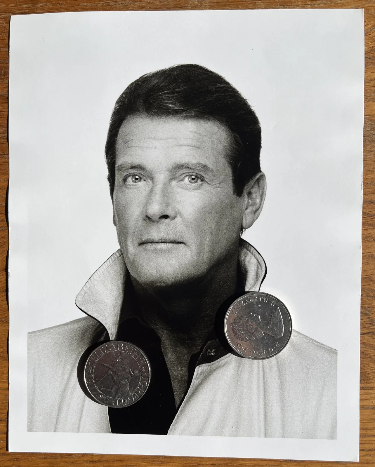 Roger Moore's Own Brian Aris Photo (stamped) from his Pinewood Office James Bond, изображение 2