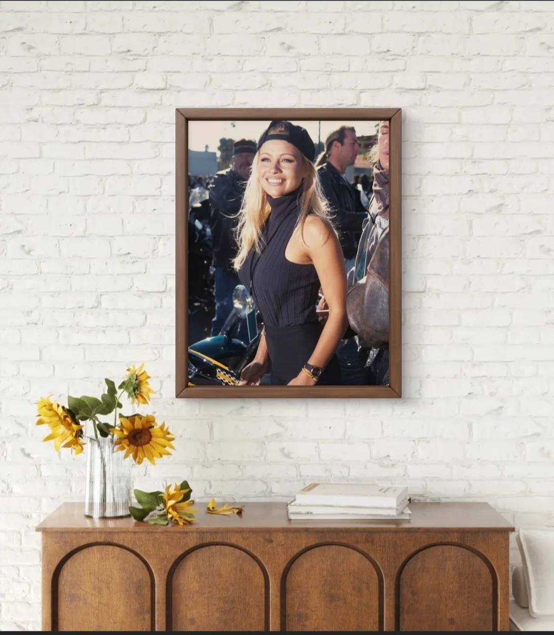 Framed 8x10 Pamela Anderson at a 1999 Harley-Davidson event in Los Angeles, изображение 2