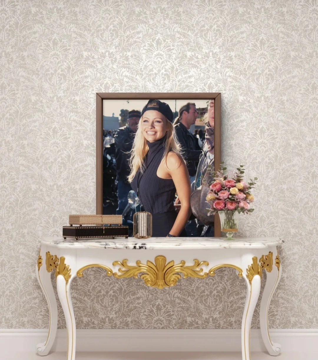 Framed 8x10 Pamela Anderson at a 1999 Harley-Davidson event in Los Angeles, изображение 3