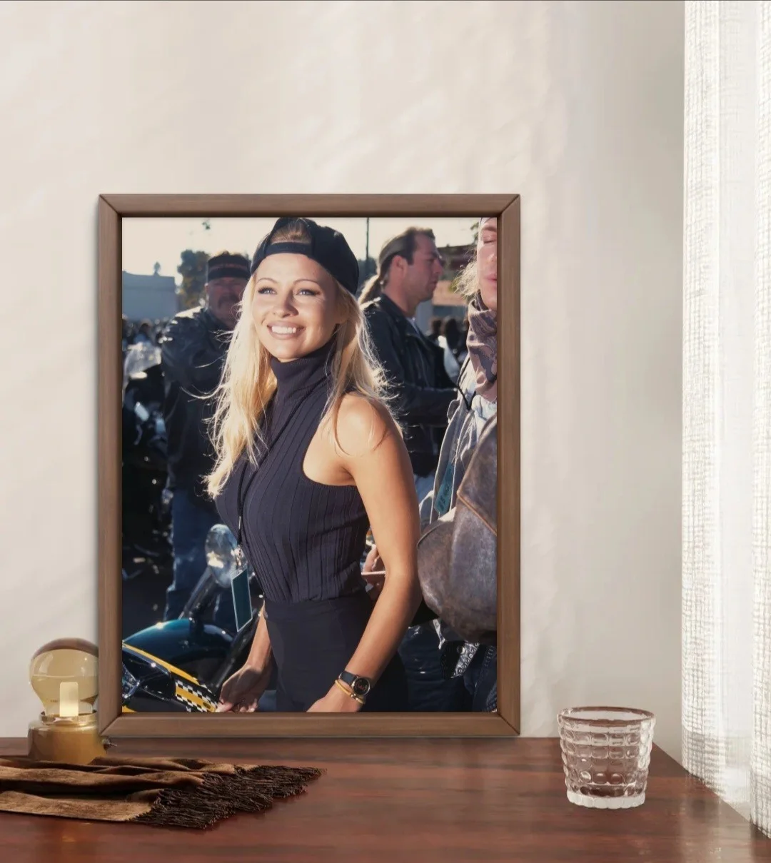 Framed 8x10 Pamela Anderson at a 1999 Harley-Davidson event in Los Angeles, изображение 5