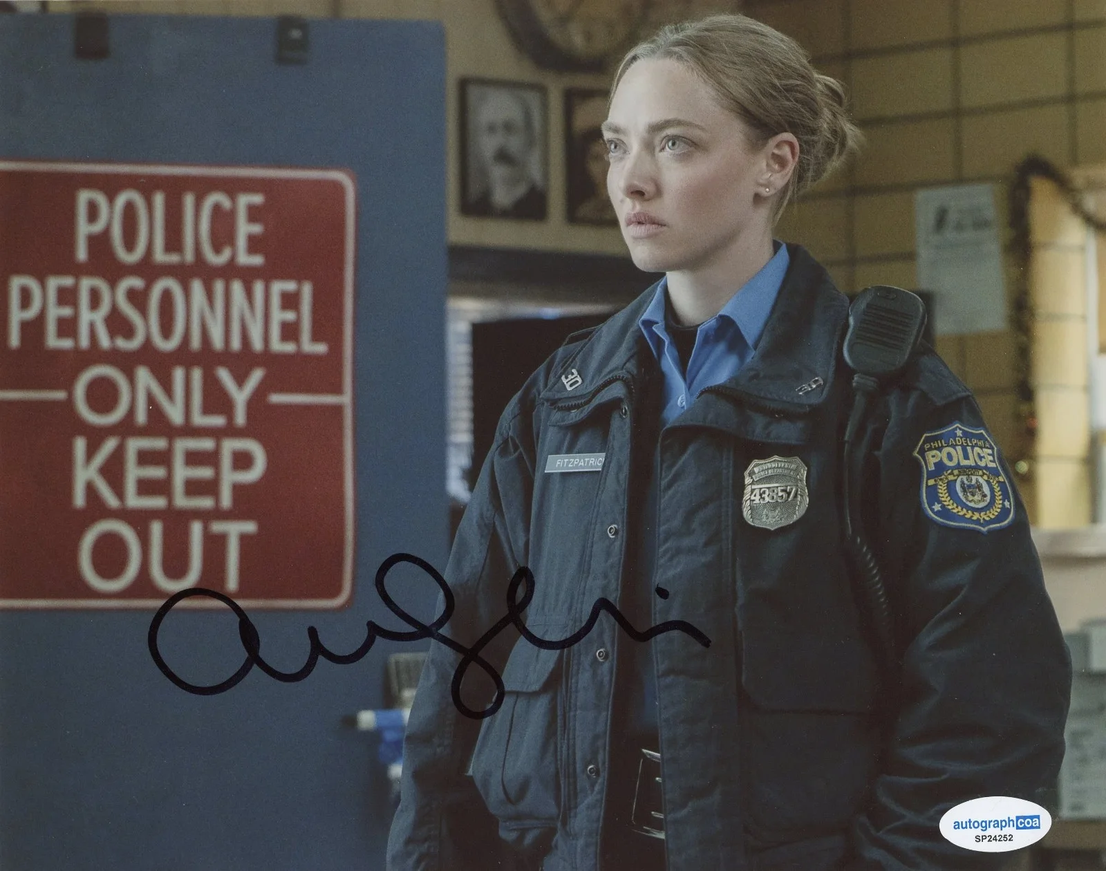 Amanda Seyfried — Amanda Seyfried Signed Autographed LONG BRIGHT RIVER 8x10 Photo PROOF ACOA B, image 2