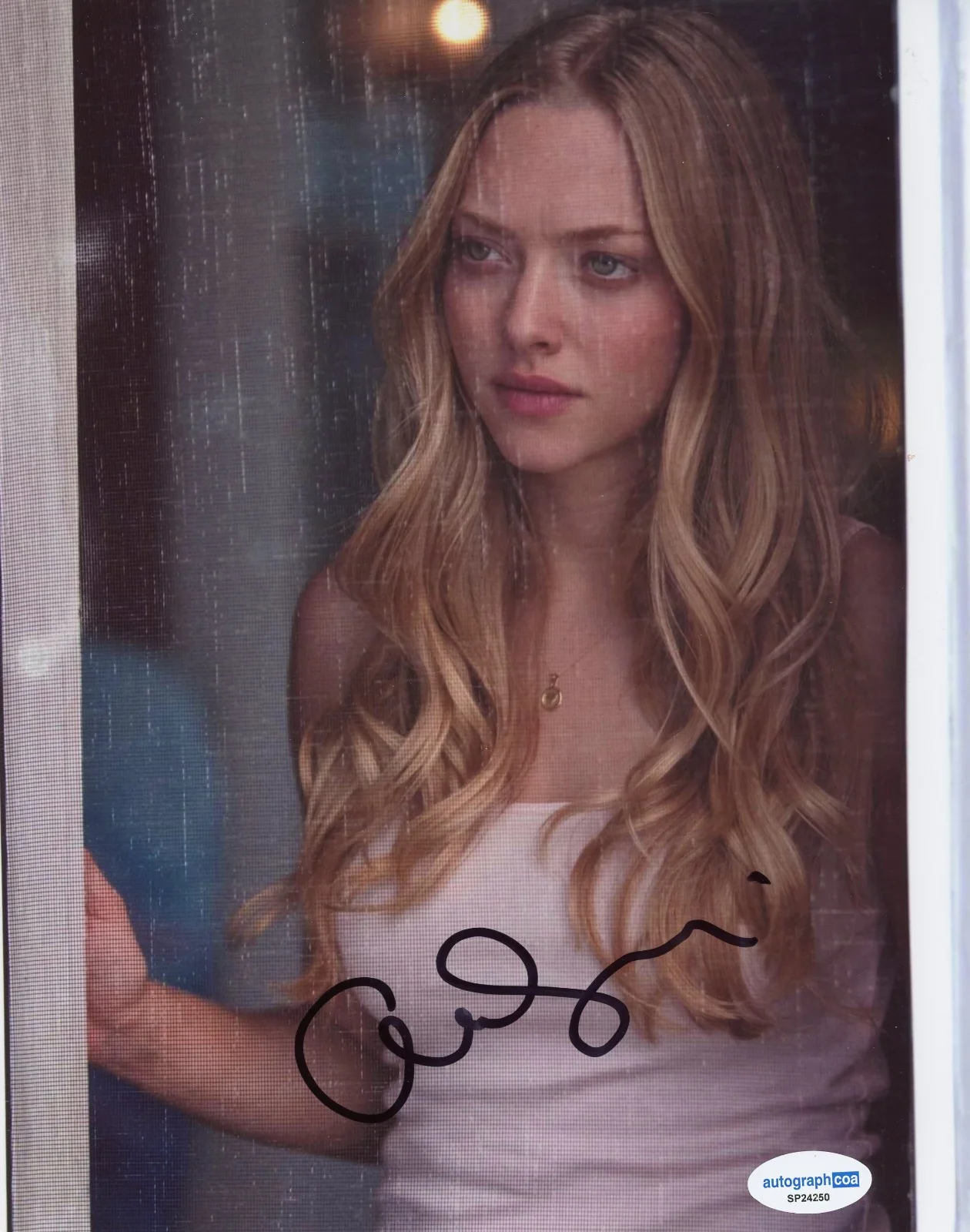 Amanda Seyfried — Amanda Seyfried THE HOUSEMAID star Signed 8x10 Photo PROOF ACOA, изображение 2