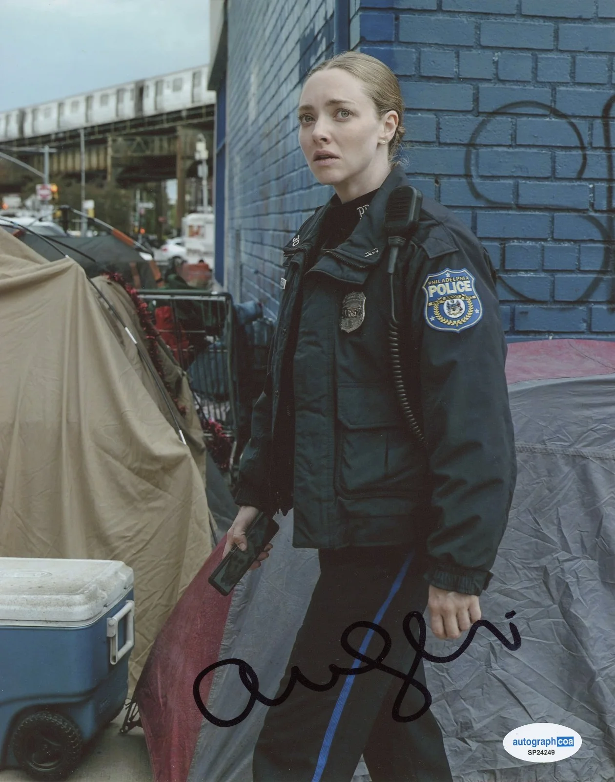 Amanda Seyfried — Amanda Seyfried Signed Autographed LONG BRIGHT RIVER 8x10 Photo PROOF ACOA, image 2