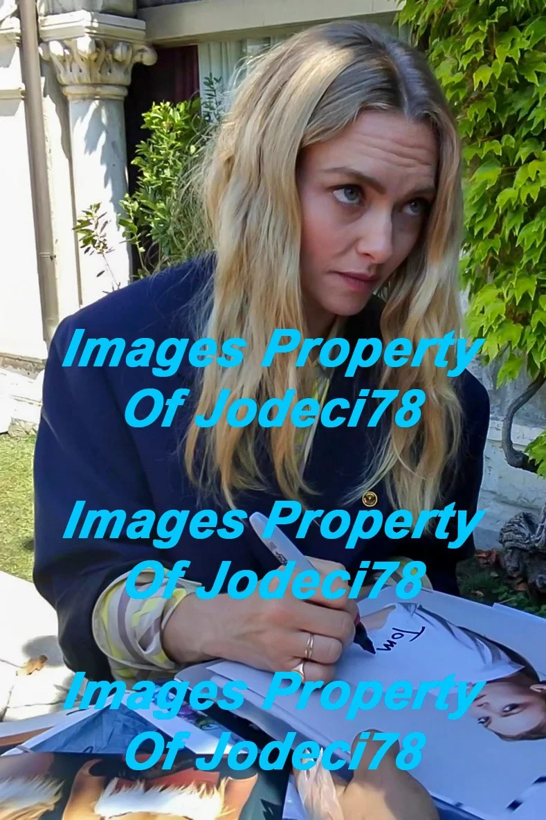 Amanda Seyfried — Amanda Seyfried Signed Autographed LONG BRIGHT RIVER 8x10 Photo PROOF ACOA, image 3