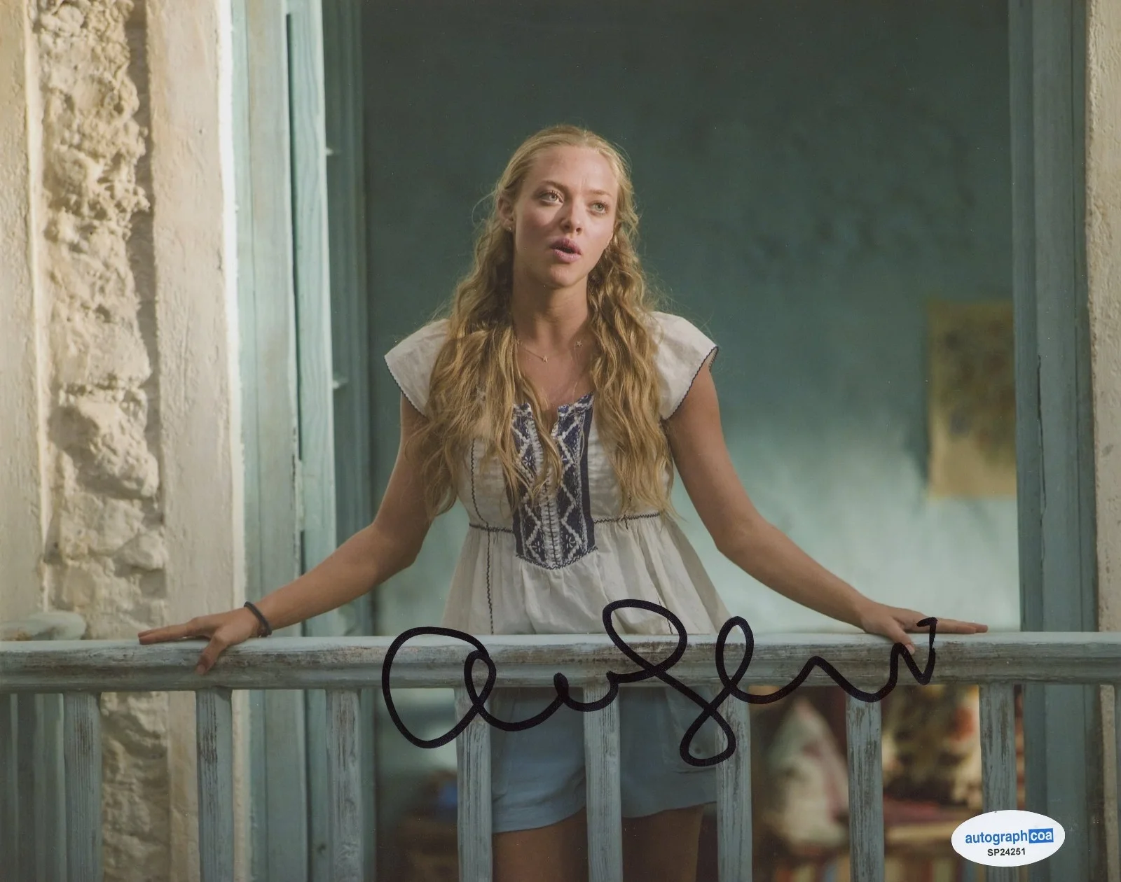 Amanda Seyfried — Amanda Seyfried Signed Autographed MAMMA MIA 8x10 Photo PROOF ACOA B, изображение 2
