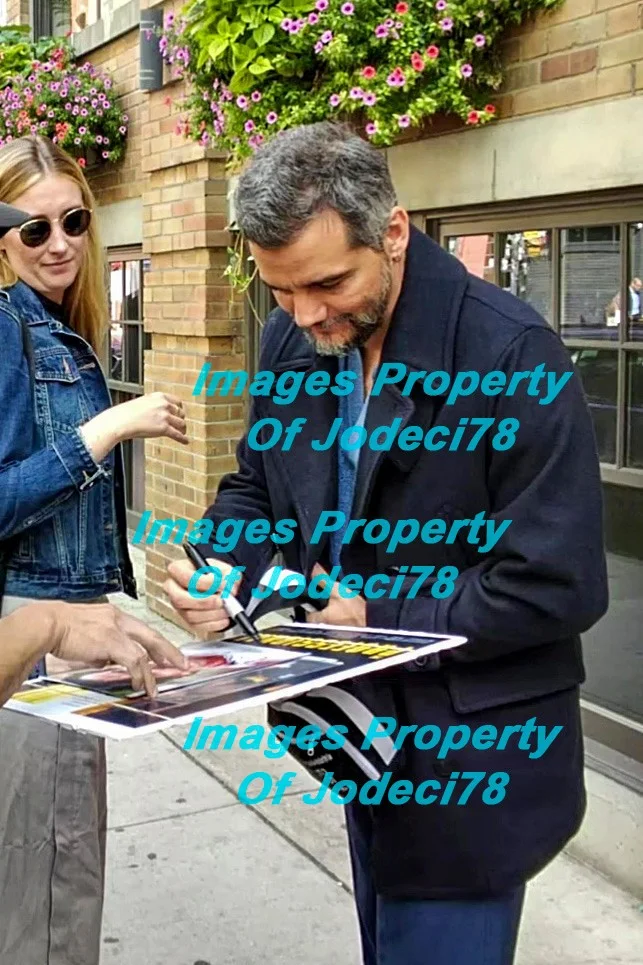 Wagner Moura — Wagner Moura Signed Autographed THE SECRET AGENT 8x10 Photo PROOF ACOA B, image 3
