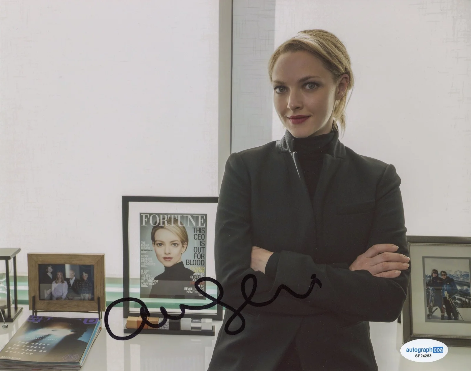 Amanda Seyfried — Amanda Seyfried Signed Autographed THE DROPOUT 8x10 Photo PROOF ACOA, изображение 2